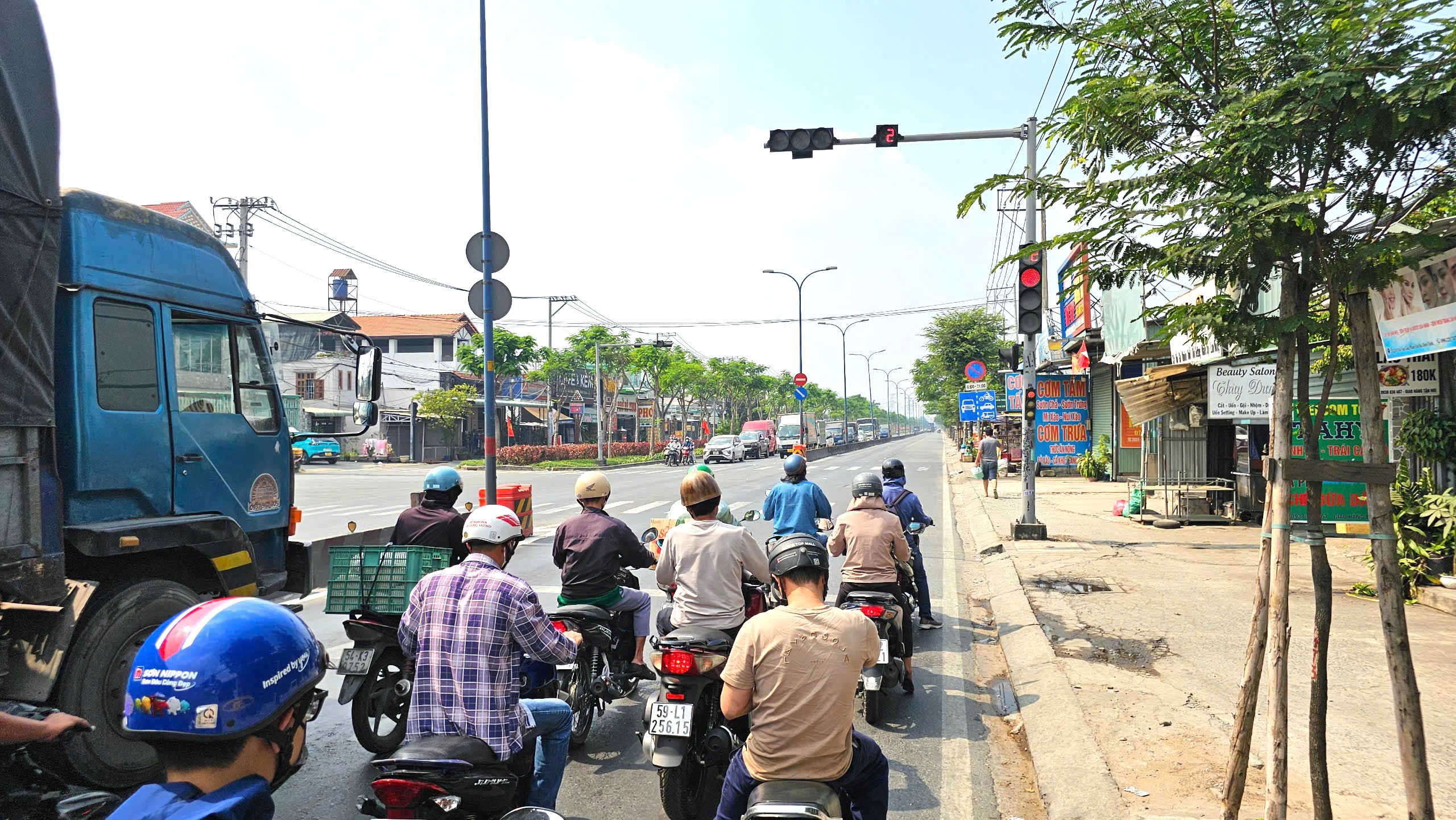 Đường Trần Văn Giàu ùn tắc do gỡ đèn ưu tiên: Cơ quan chức năng lên tiếng - Ảnh 1.