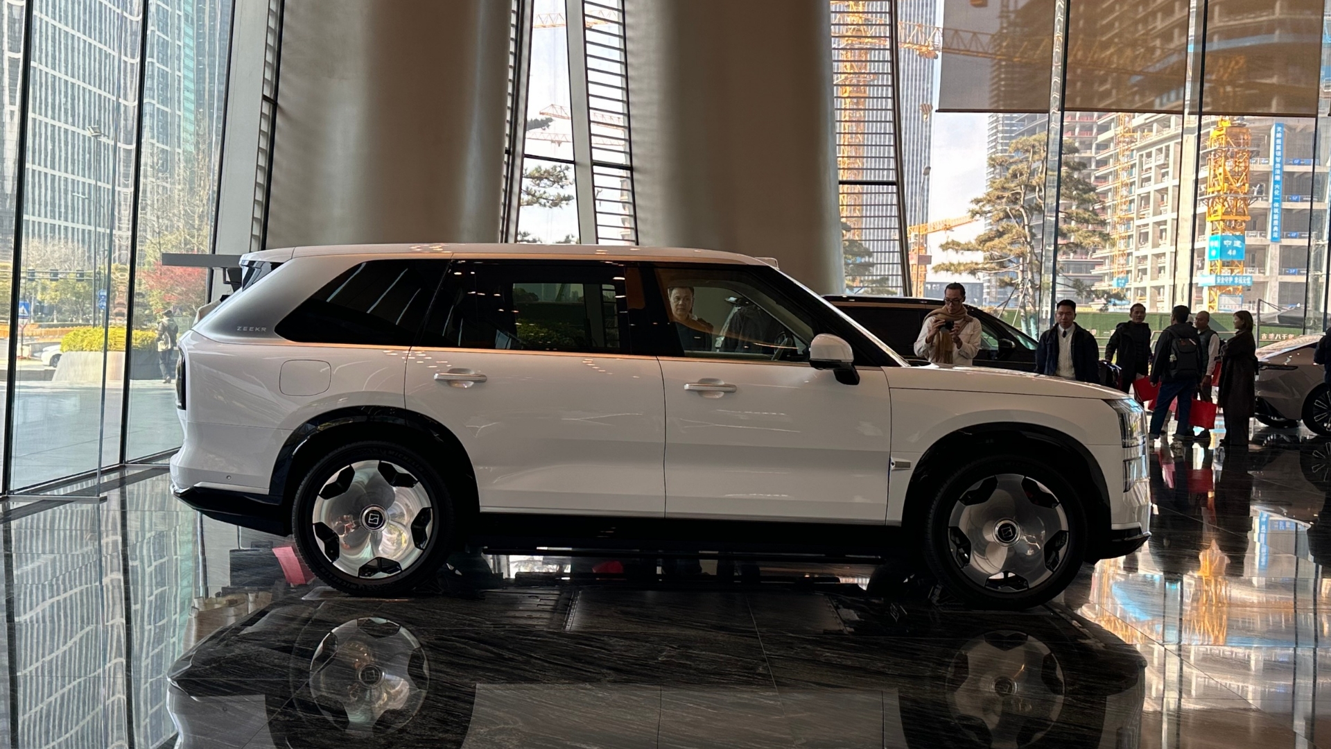 SUV Trung Quốc 'to' ngang Rolls-Royce Cullinan, mạnh 1.381 m&atilde; lực - Ảnh 2.