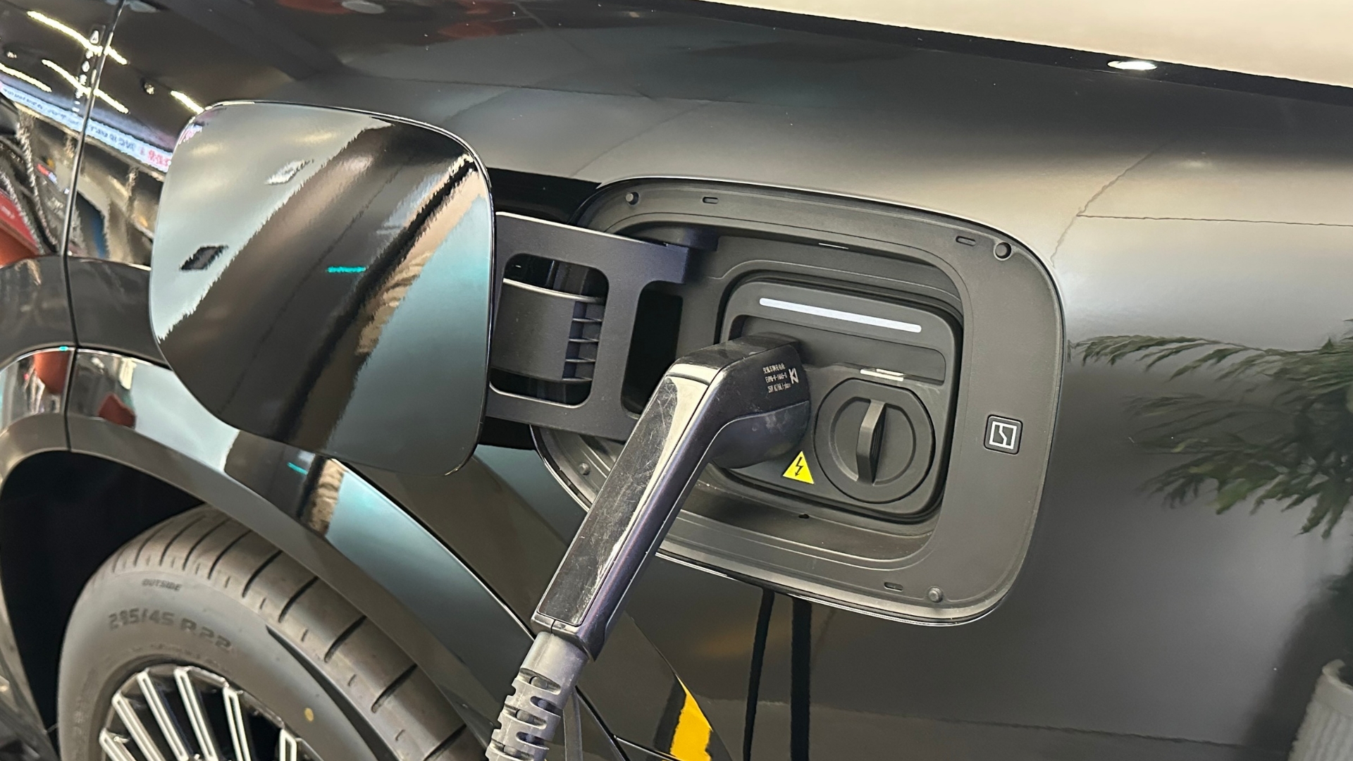 SUV 'tiền tỉ' của h&atilde;ng xe sang Trung Quốc c&oacute; g&igrave; đặc biệt? - Ảnh 7.