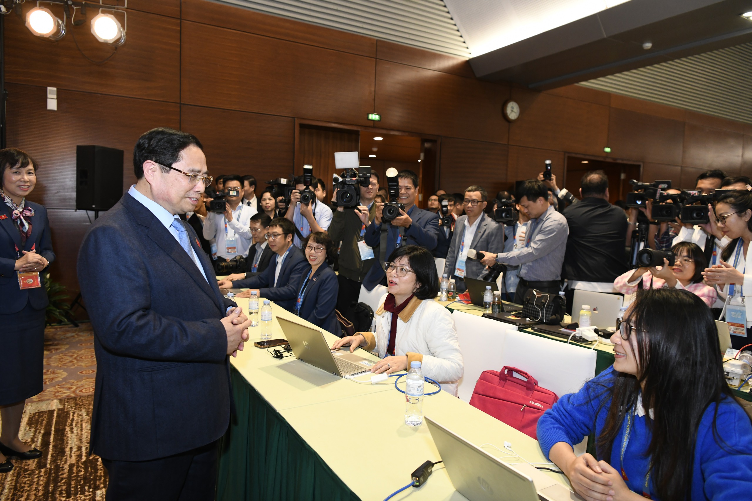 Thủ tướng thăm, động viên báo chí tác nghiệp tại Đại hội XIV  - Ảnh 1.