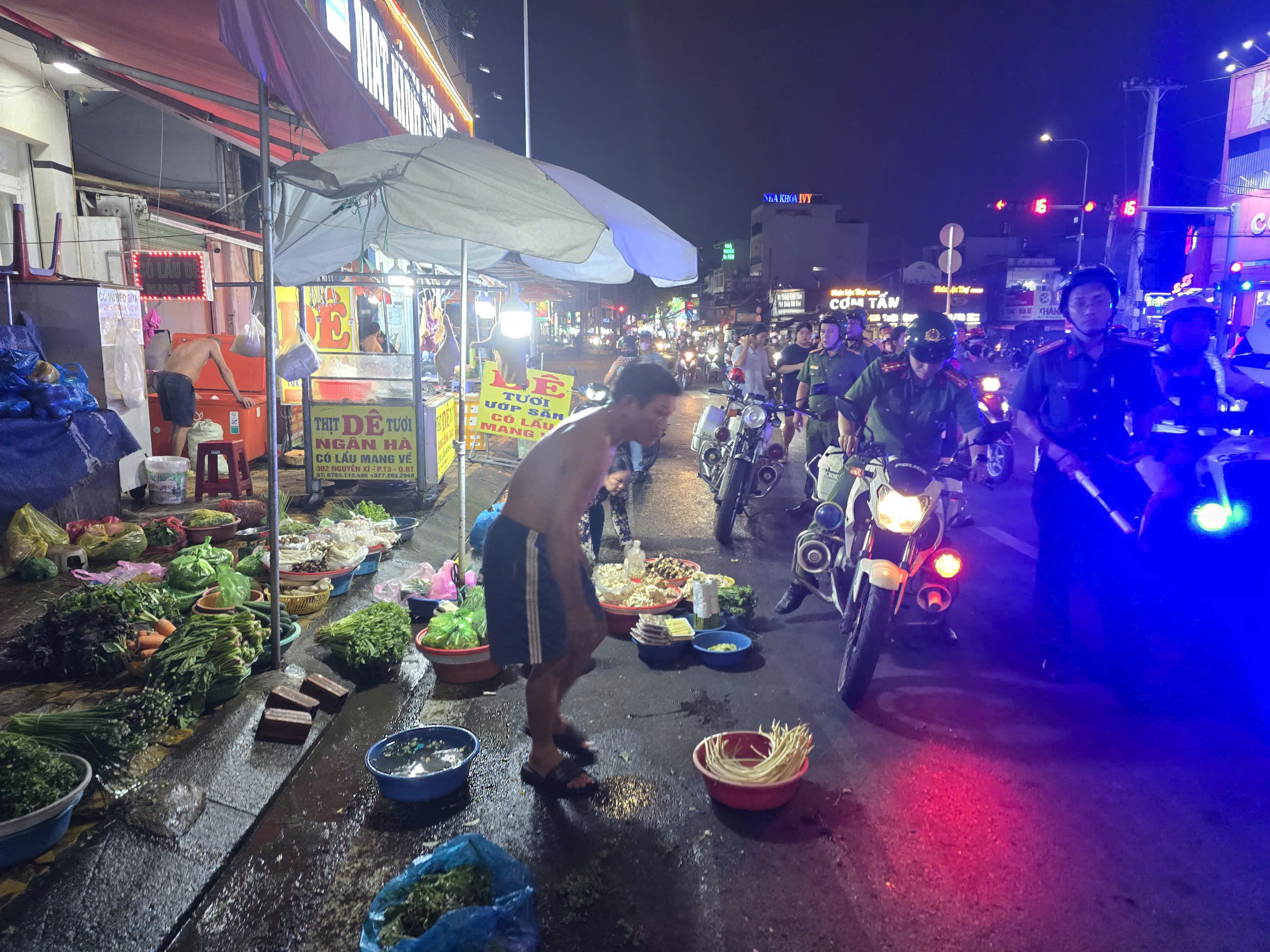 Công an TP.HCM ra quân ban đêm, xử phạt hàng loạt quán nhậu lấn chiếm vỉa hè- Ảnh 4.
