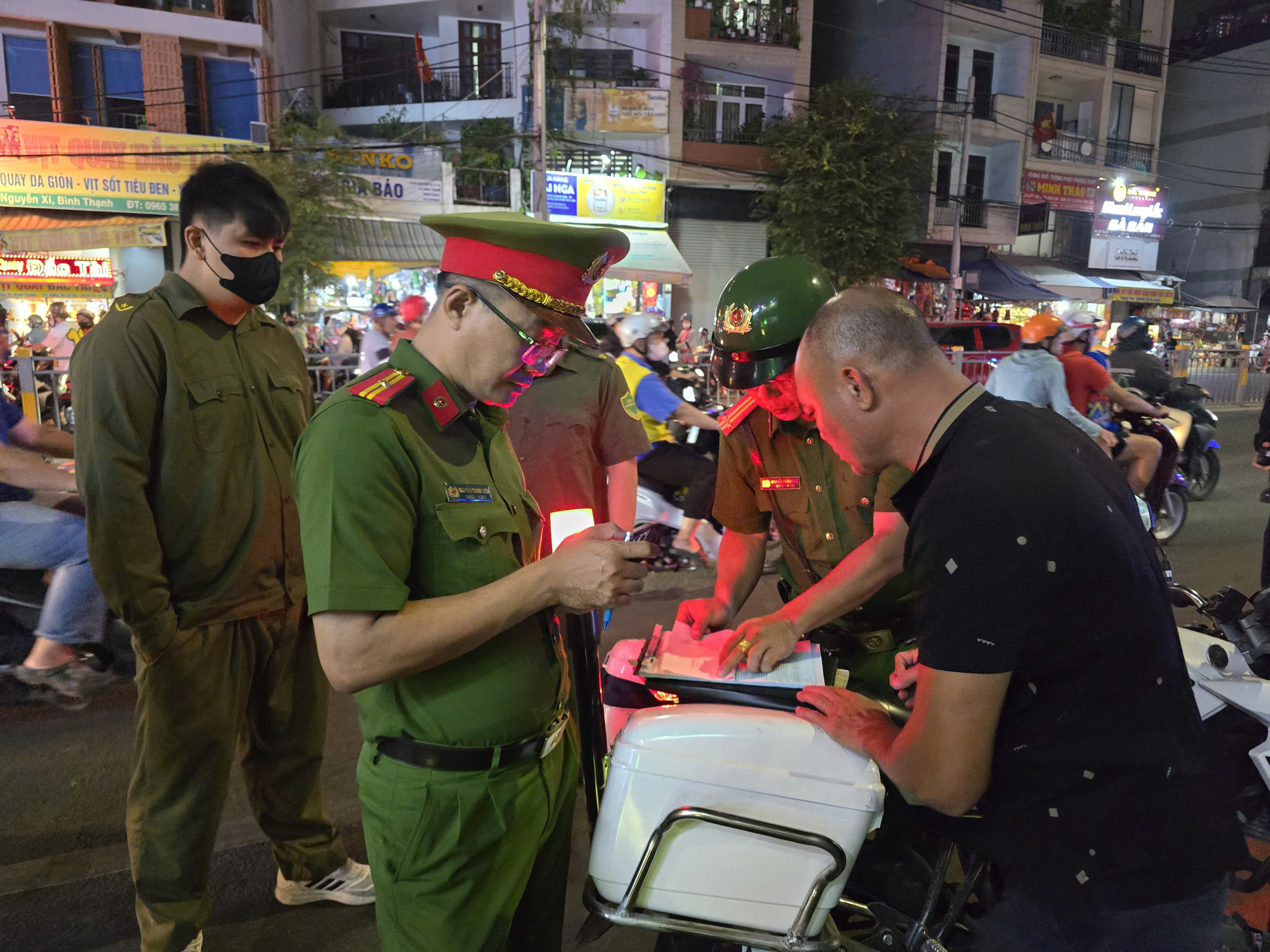Công an TP.HCM ra quân ban đêm, xử phạt hàng loạt quán nhậu lấn chiếm vỉa hè- Ảnh 5.