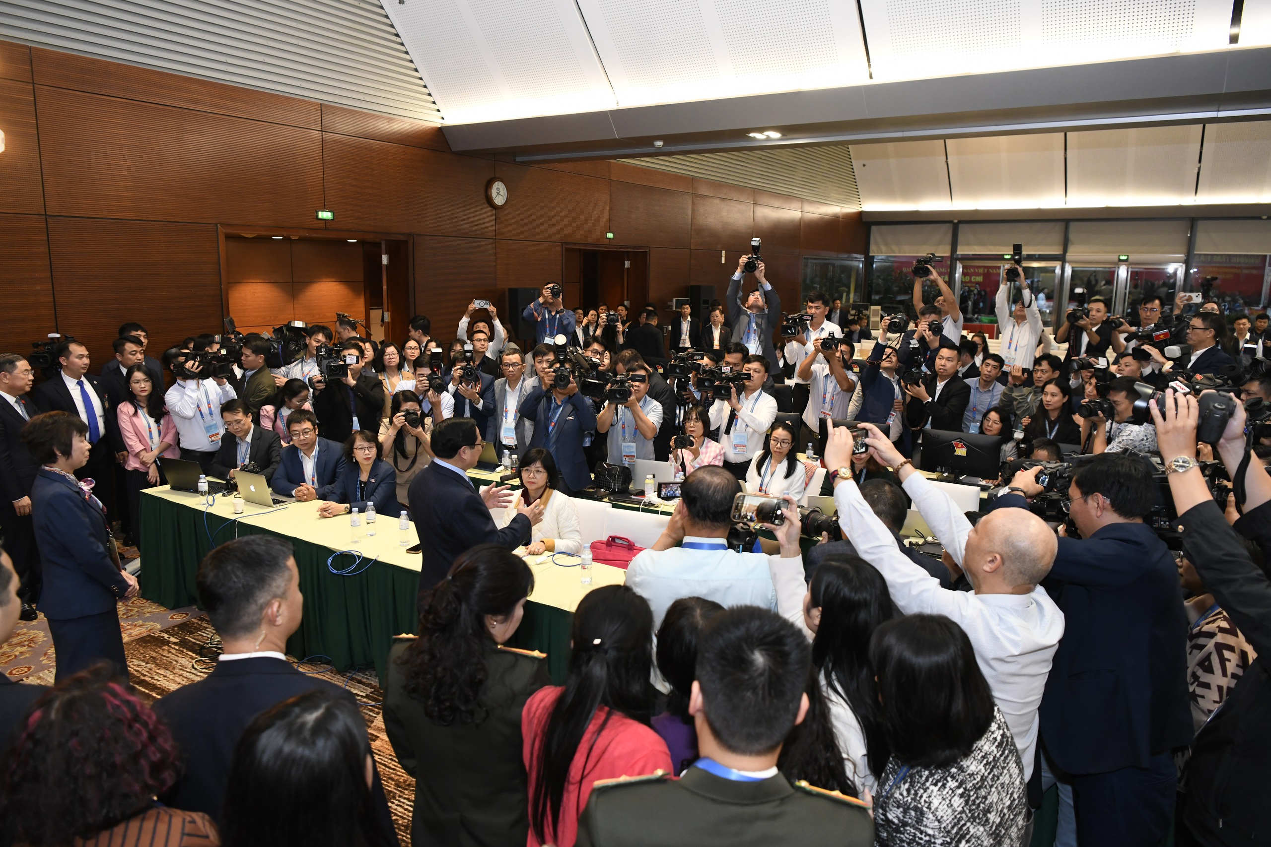 Thủ tướng thăm, động viên báo chí tác nghiệp tại Đại hội XIV  - Ảnh 2.