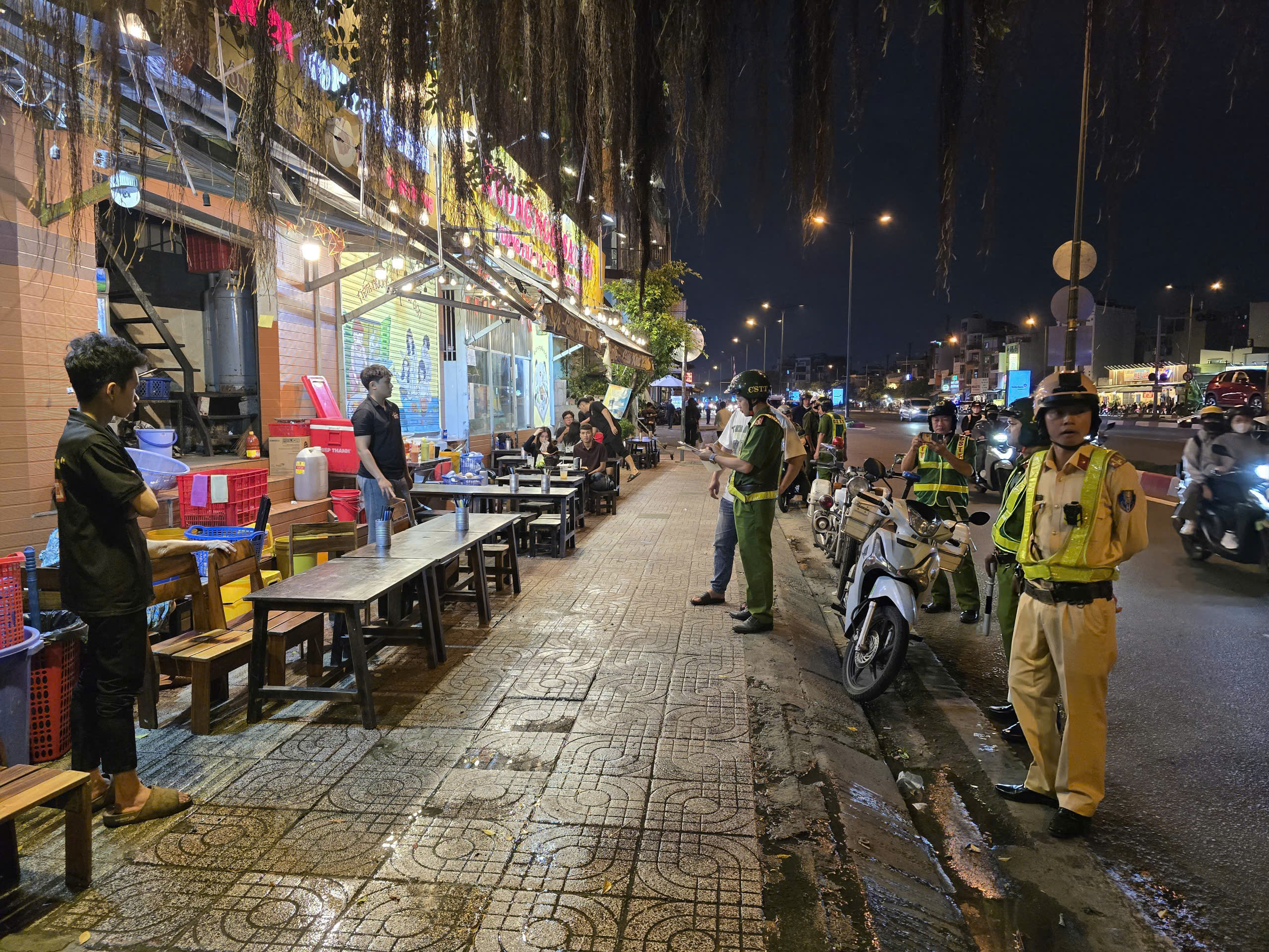 Công an TP.HCM ra quân ban đêm, xử phạt hàng loạt quán nhậu lấn chiếm vỉa hè- Ảnh 2.