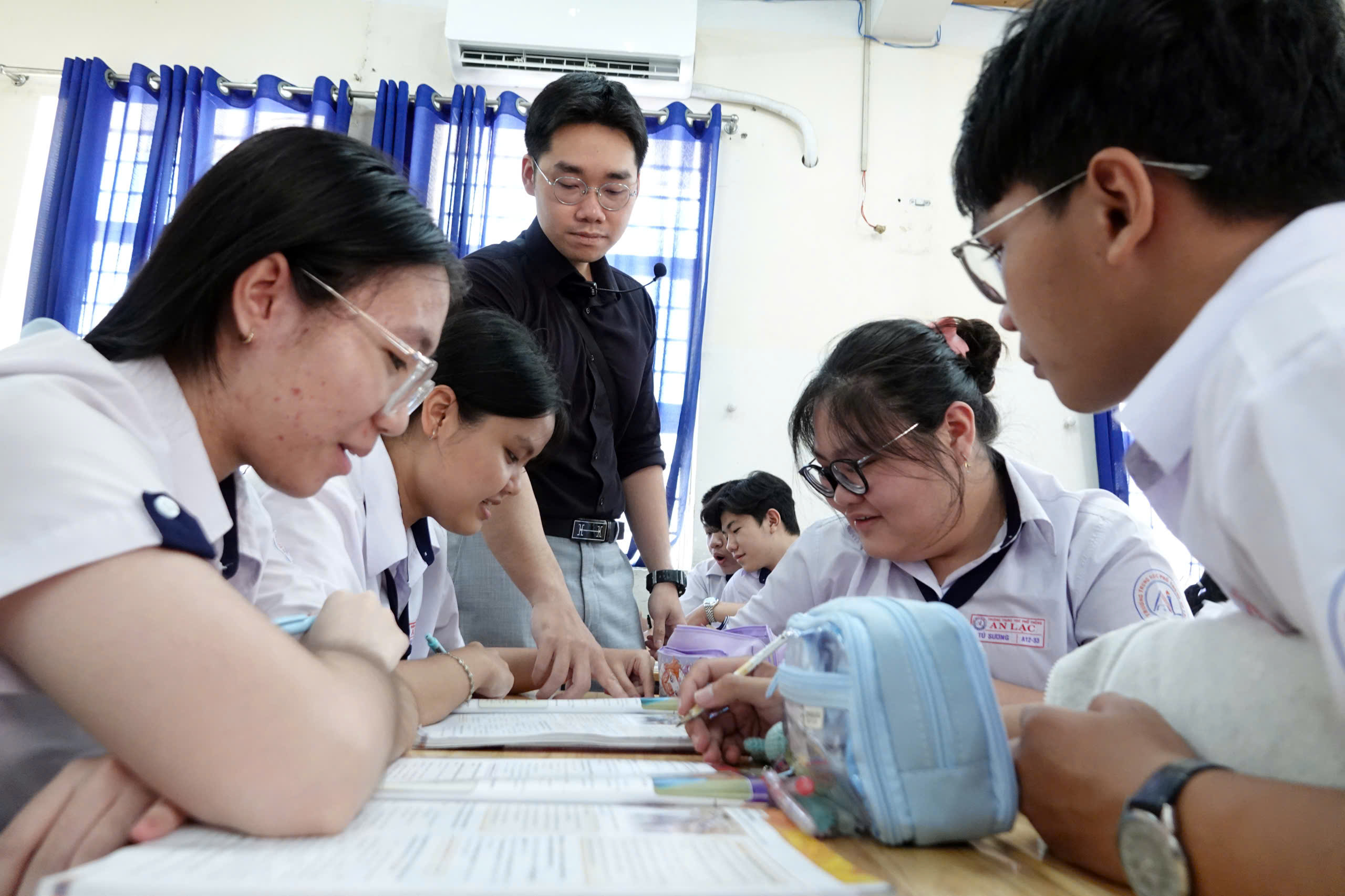 Nhà trường thực hiện sách giáo khoa thống nhất nhằm nâng cao chất lượng giáo dục - Ảnh 1.