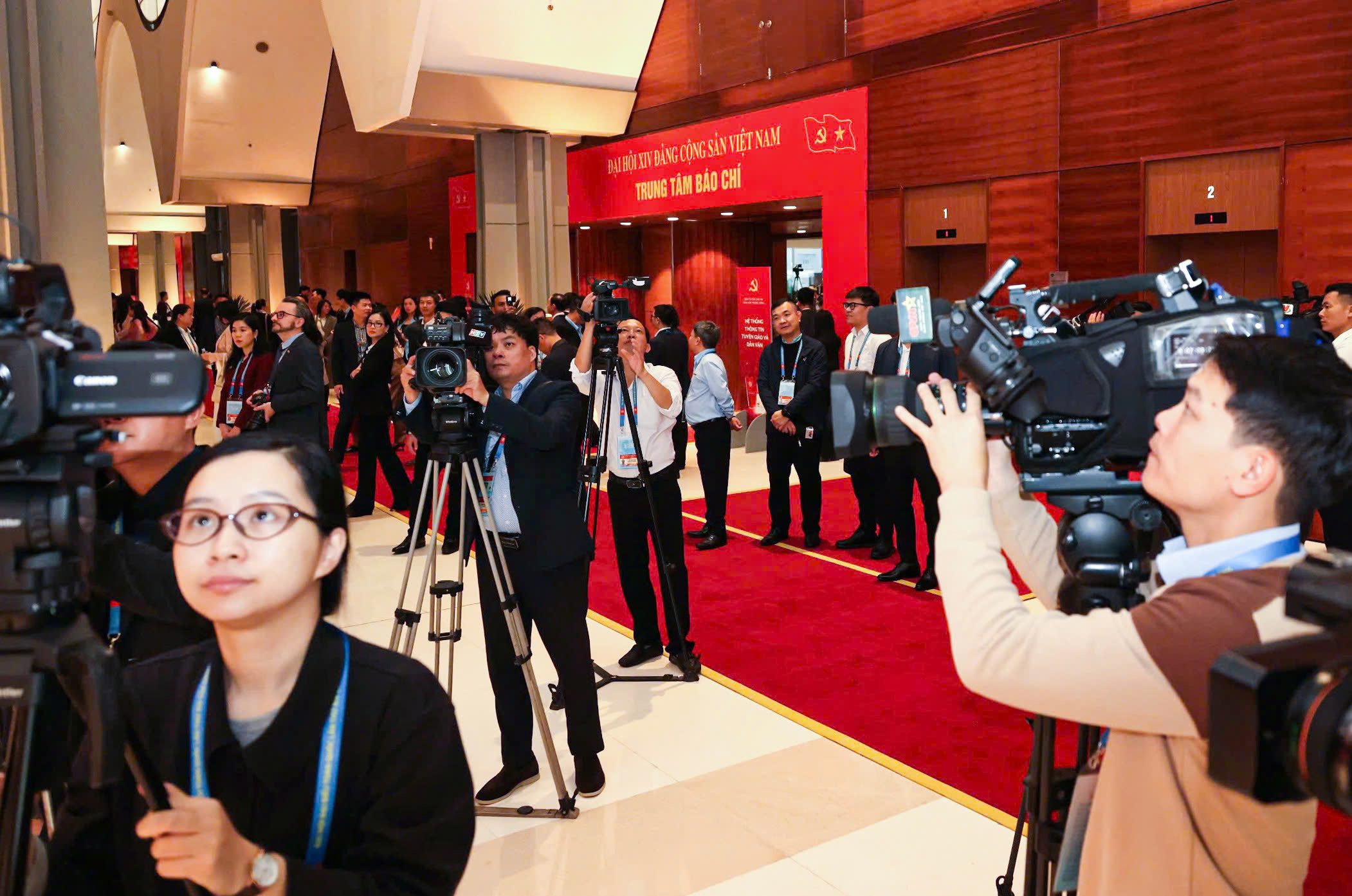 Thủ tướng thăm, động viên báo chí tác nghiệp tại Đại hội XIV  - Ảnh 3.