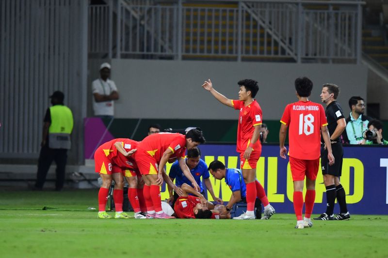 Hiểu Minh chấn thương nặng, Lý Đức thẻ đỏ: Hàng thủ U.23 Việt Nam vụn vỡ, thua đậm U.23 Trung Quốc - Ảnh 3.