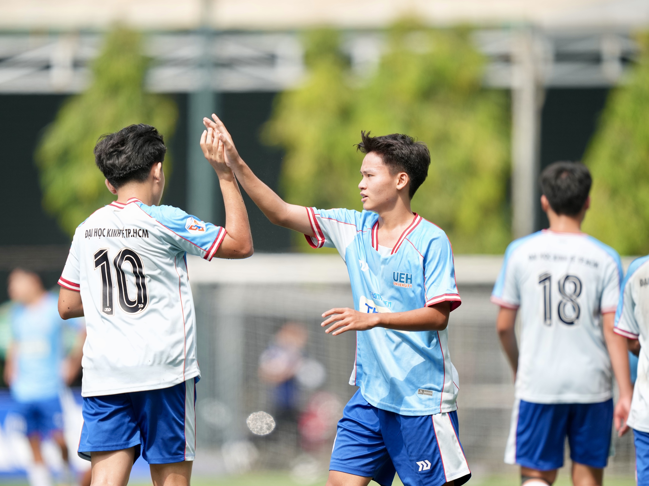 Trường ĐH Công nghệ Kỹ Thuật TP.HCM vs ĐH Kinh tế TP.HCM: Quyết tranh ngôi đầu - Ảnh 1.