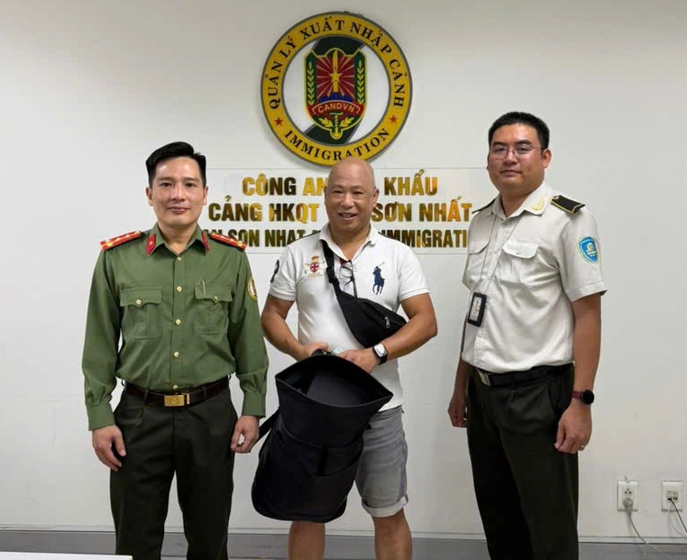 5 khách Việt, khách Tây cùng nhận 'quà' bất ngờ từ Công an Tân Sơn Nhất- Ảnh 2.