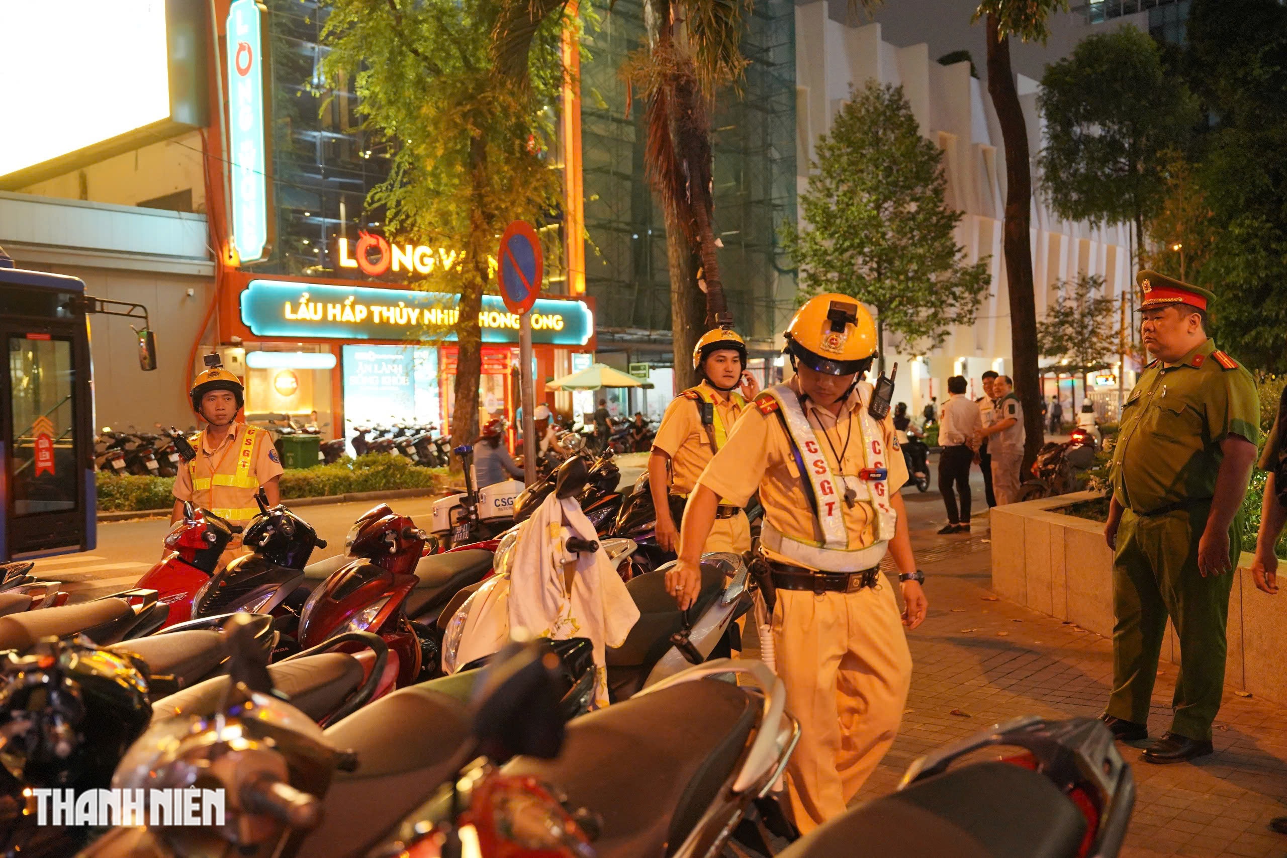 Khách đỗ xe máy trên vỉa hè, công an phạt cả chủ bãi xe lẫn người gửi - Ảnh 4.