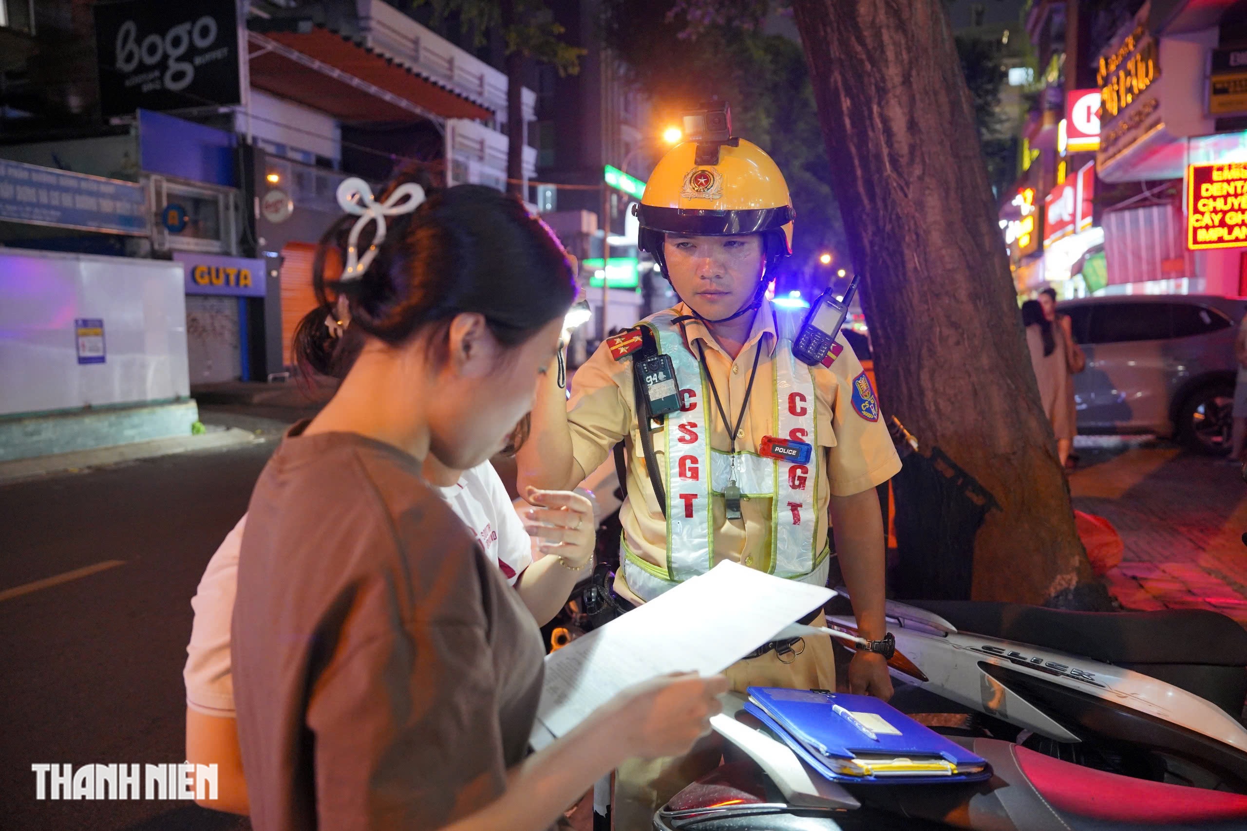 Khách đỗ xe máy trên vỉa hè, công an phạt cả chủ bãi xe lẫn người gửi - Ảnh 7.