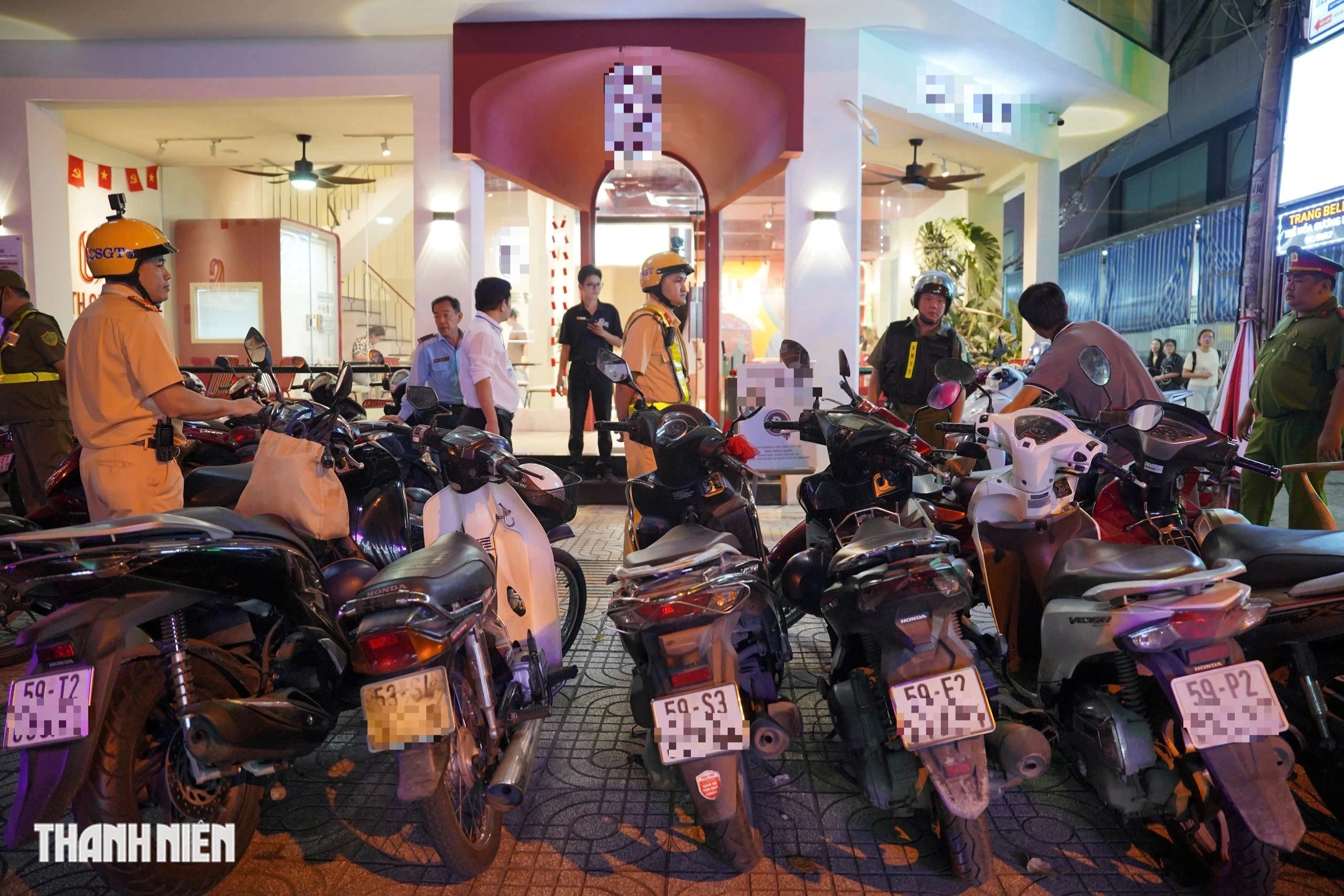 Khách đỗ xe máy trên vỉa hè, công an phạt cả chủ bãi xe lẫn người gửi - Ảnh 1.