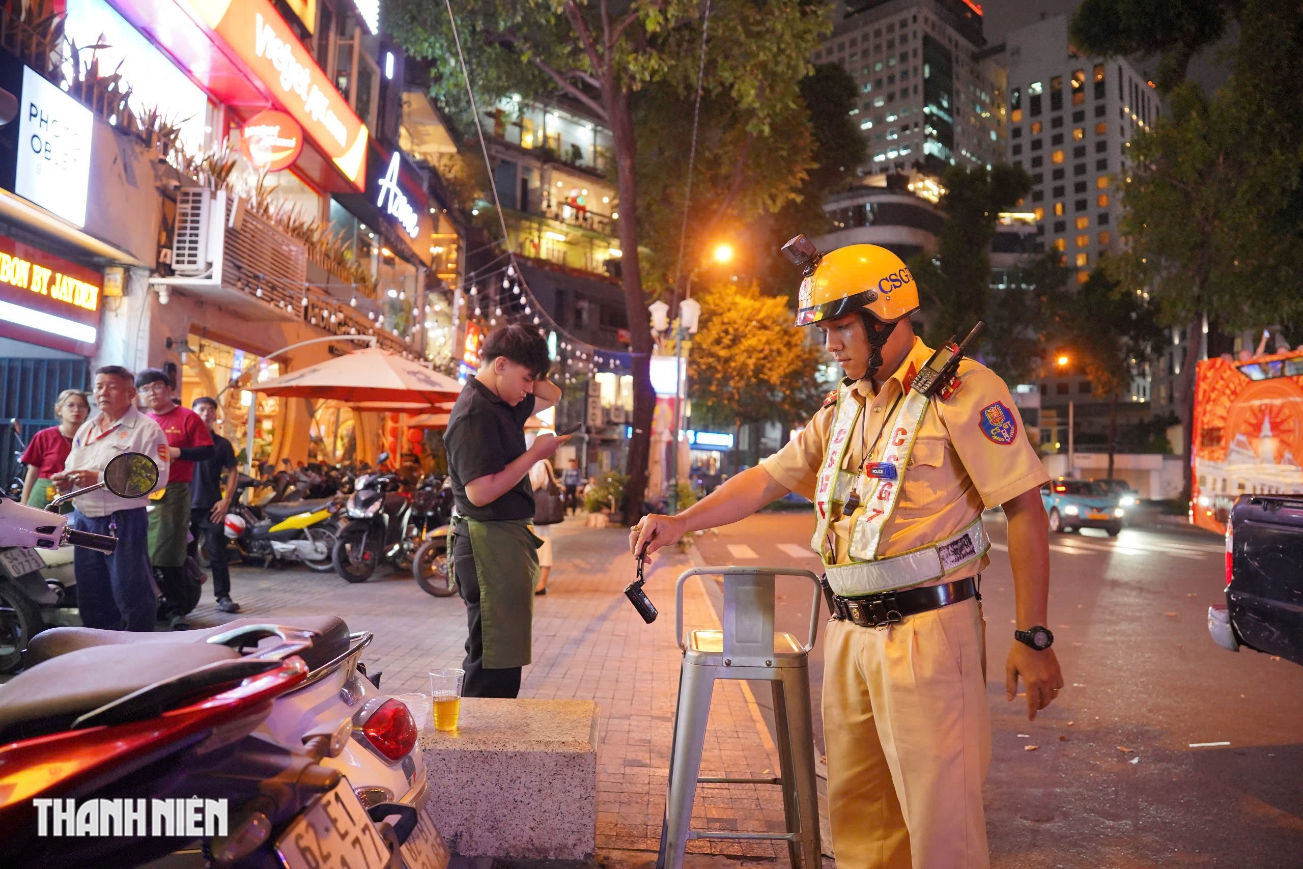 Khách đỗ xe máy trên vỉa hè, công an phạt cả chủ bãi xe lẫn người gửi - Ảnh 3.