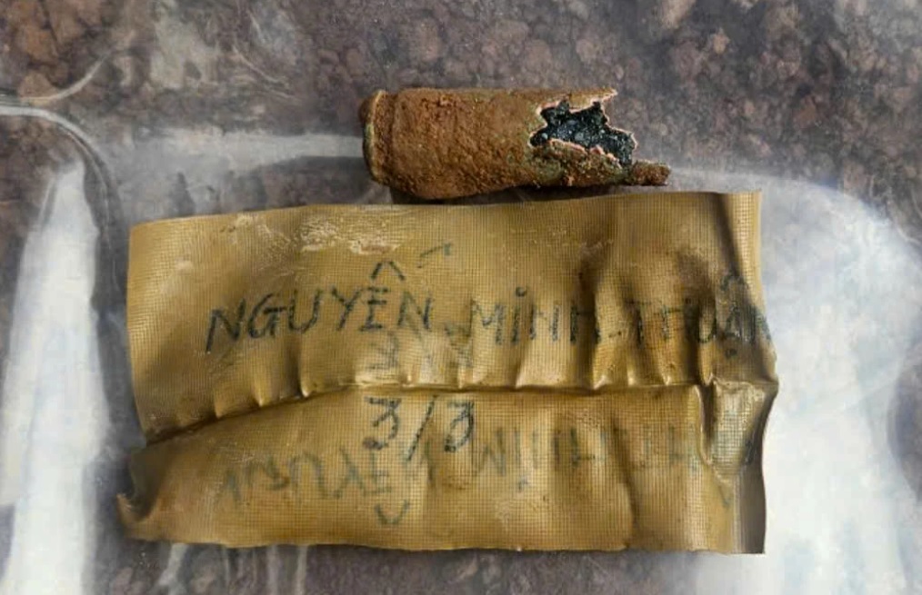 Quảng Trị: Phát hiện hài cốt liệt sĩ cùng mảnh giấy ghi tên 'Nguyễn Minh Thuận'- Ảnh 1.