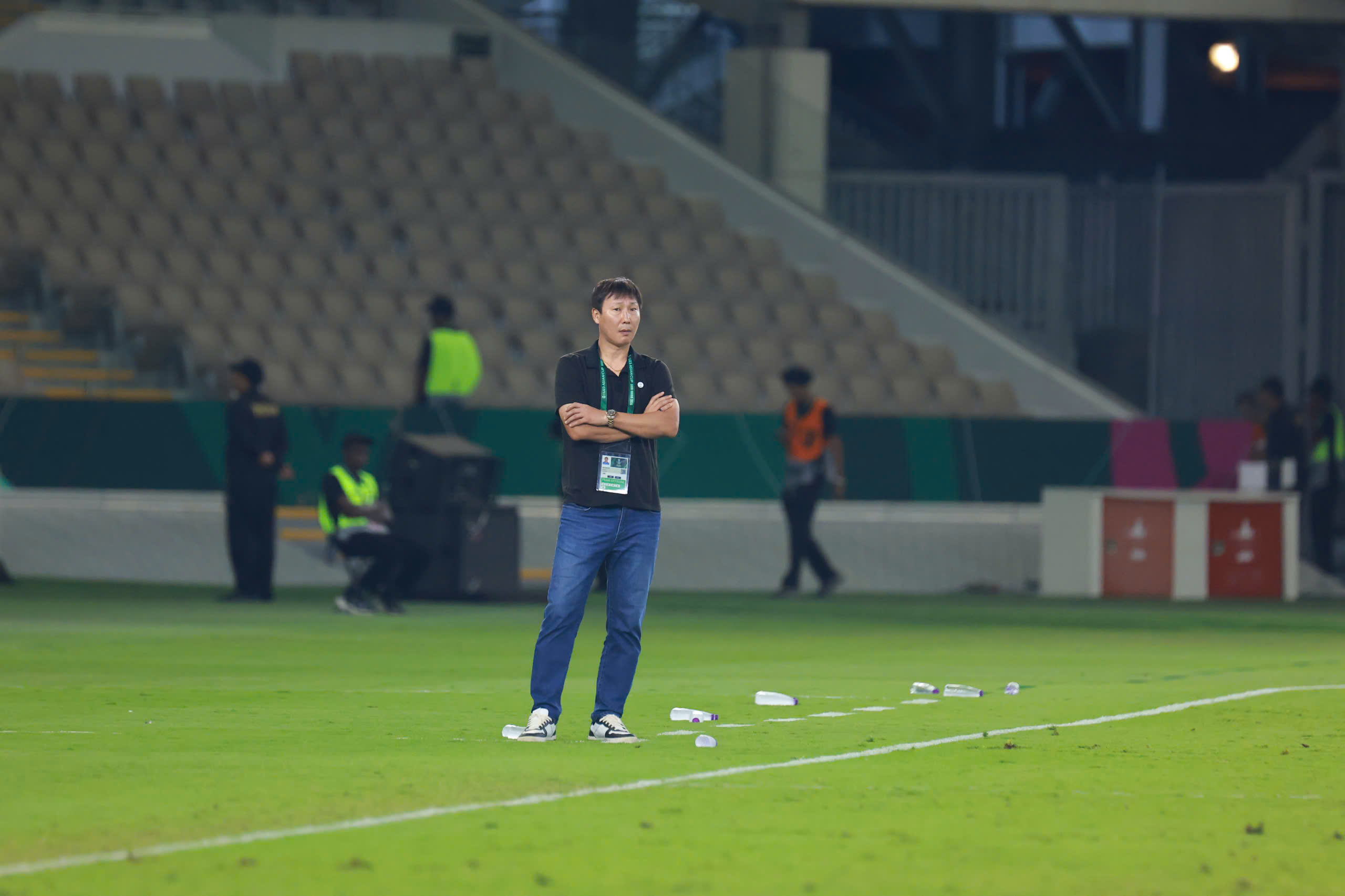 Hiểu Minh chấn thương nặng, Lý Đức thẻ đỏ: Hàng thủ U.23 Việt Nam vụn vỡ, thua đậm U.23 Trung Quốc- Ảnh 1.