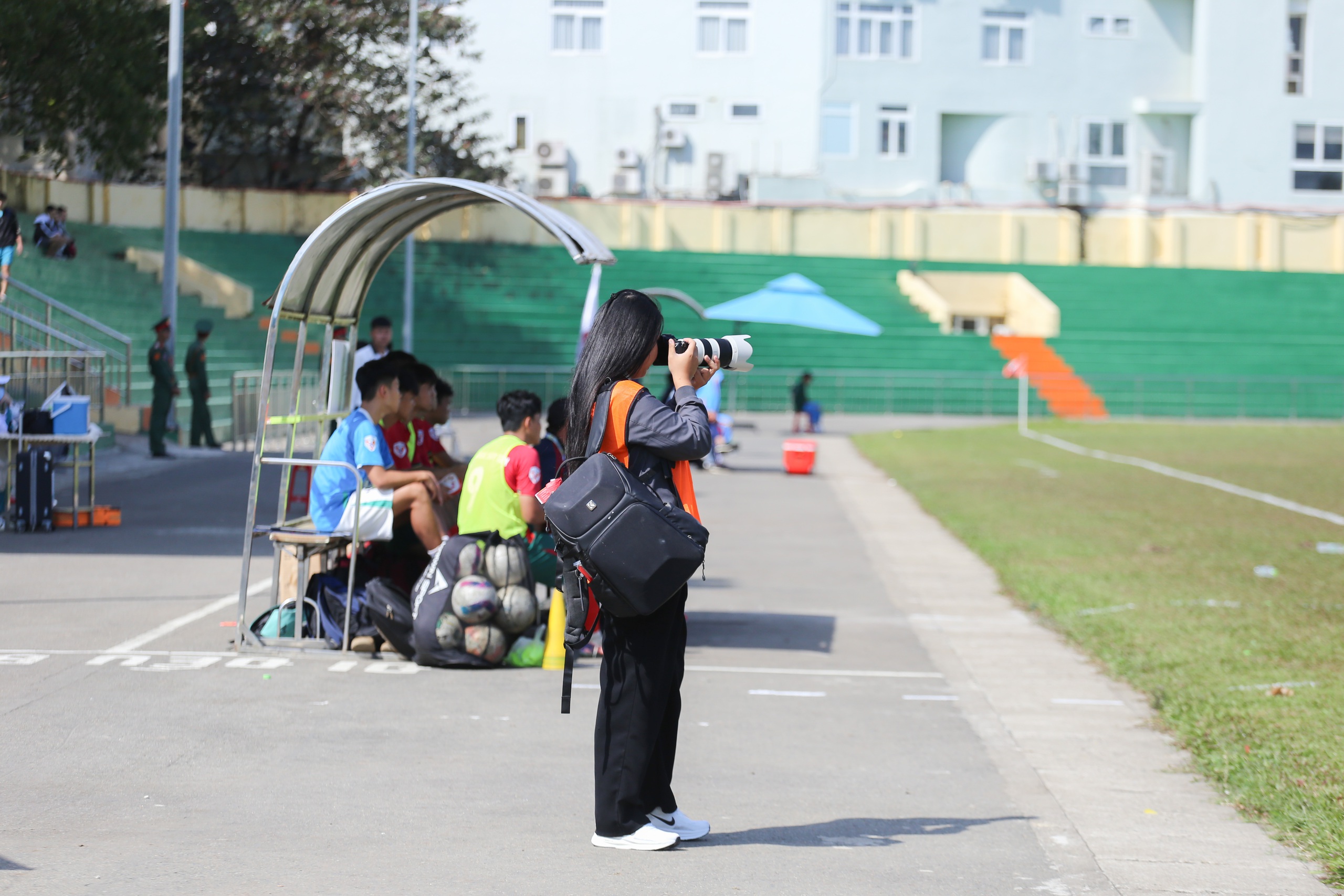 C&ocirc; g&aacute;i vượt ng&agrave;n c&acirc;y số để chụp ảnh cho đội b&oacute;ng đến từ Cố đ&ocirc; Huế- Ảnh 2.