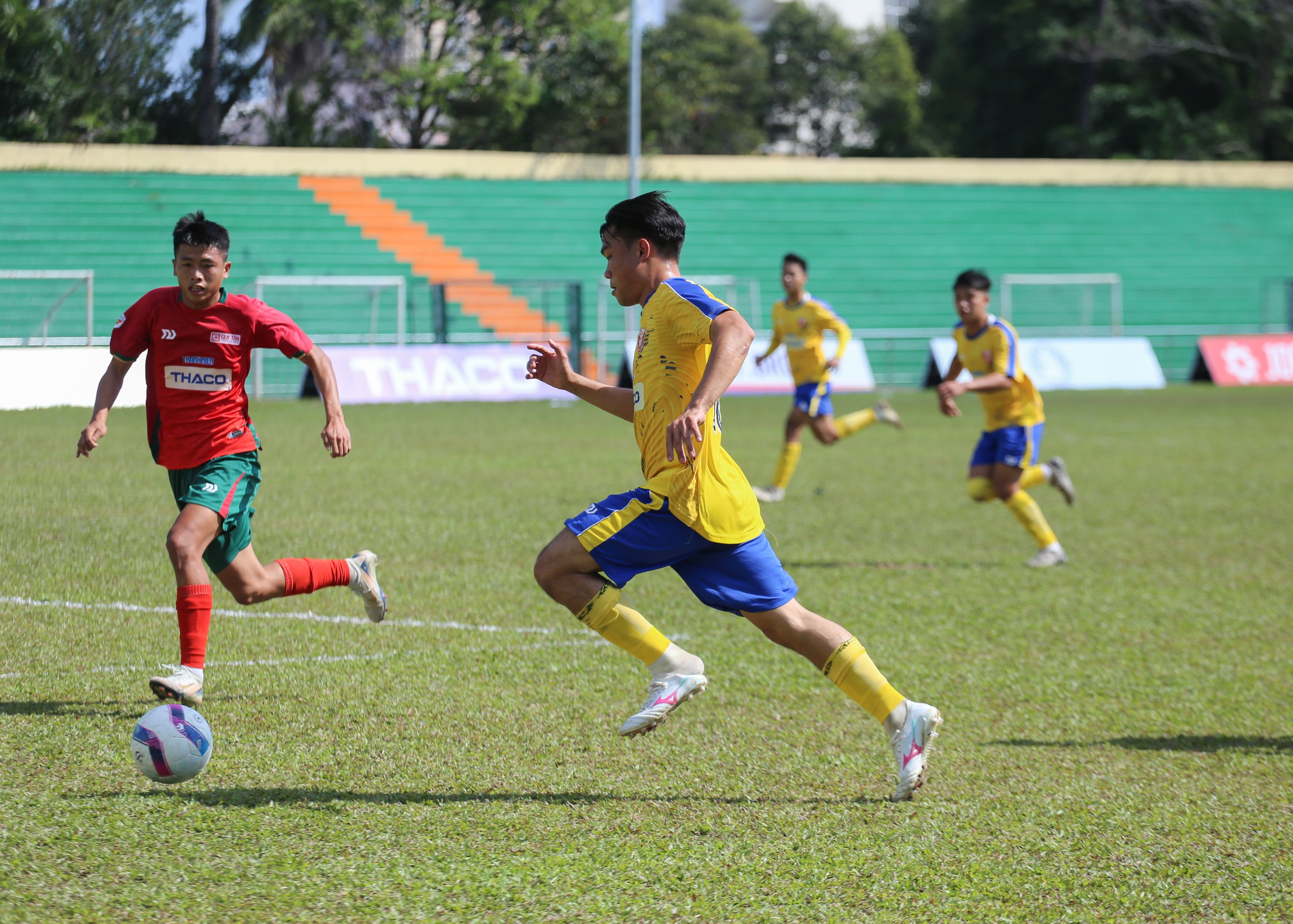 C&ocirc; g&aacute;i vượt ng&agrave;n c&acirc;y số để chụp ảnh cho đội b&oacute;ng đến từ Cố đ&ocirc; Huế- Ảnh 3.