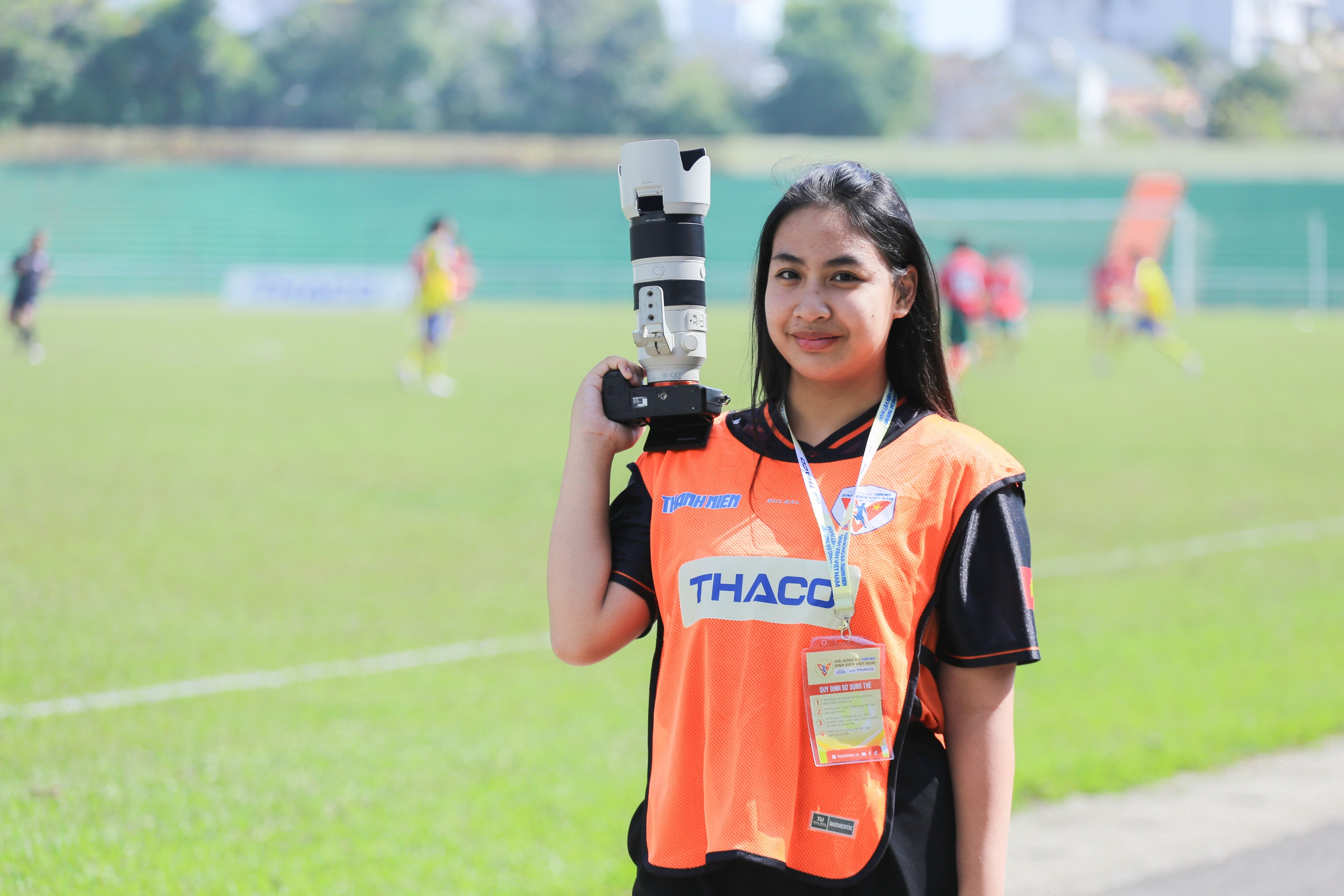 C&ocirc; g&aacute;i vượt ng&agrave;n c&acirc;y số để chụp ảnh cho đội b&oacute;ng đến từ Cố đ&ocirc; Huế- Ảnh 4.