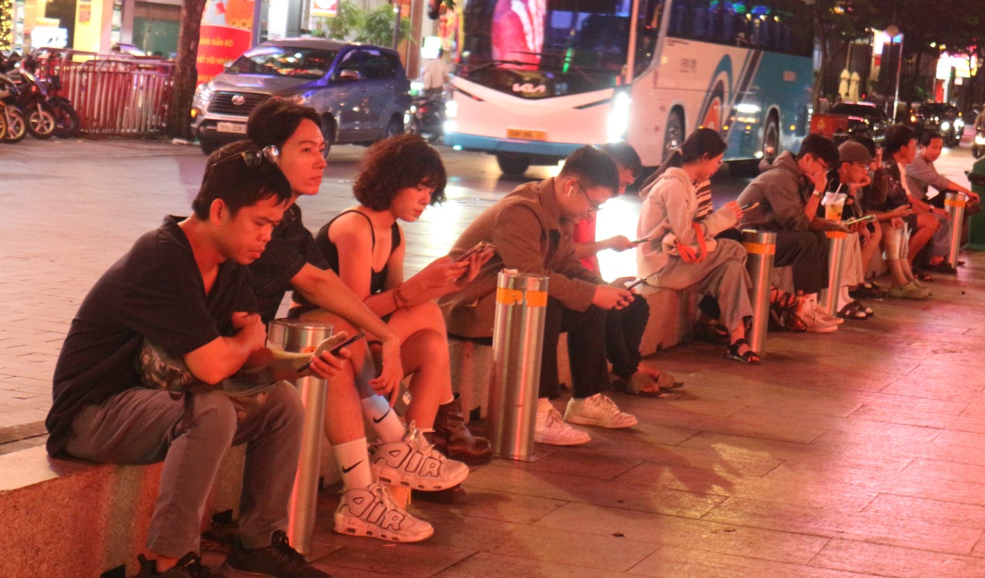 Nhiều người ngồi chờ 4-5 giờ đồng hồ v&igrave; U.23 Việt Nam - Ảnh 1.