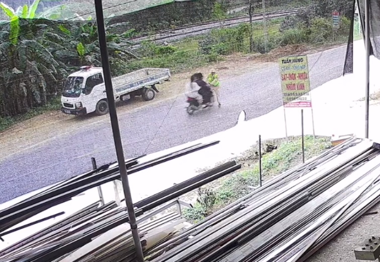 Xe máy chở 3 lao vào chiến sĩ cảnh sát giao thông đang làm nhiệm vụ- Ảnh 1.