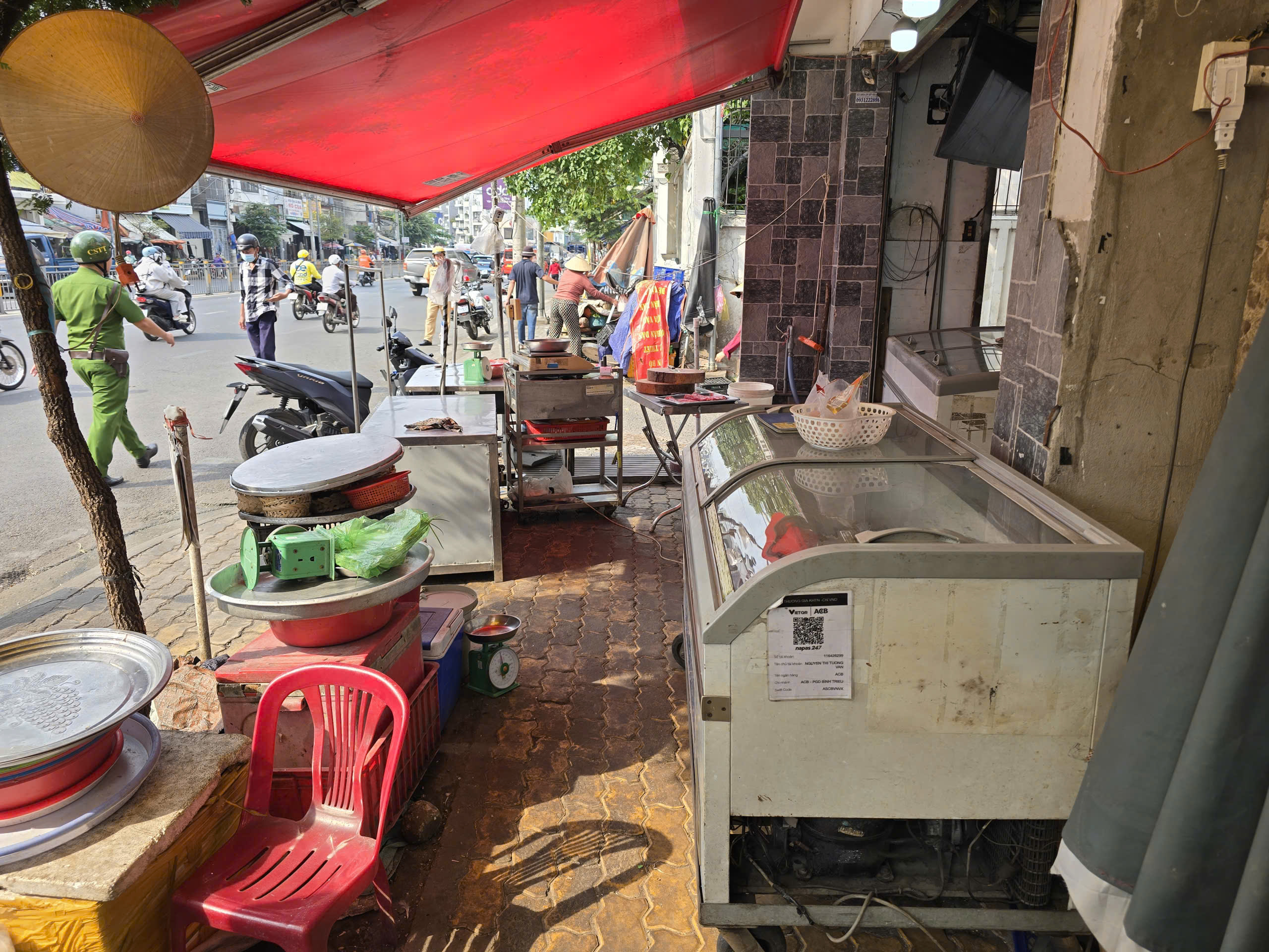 Công an TP.HCM xử lý tình trạng 'xẻ thịt' vỉa hè, thu phí giữ xe trái phép - Ảnh 5.