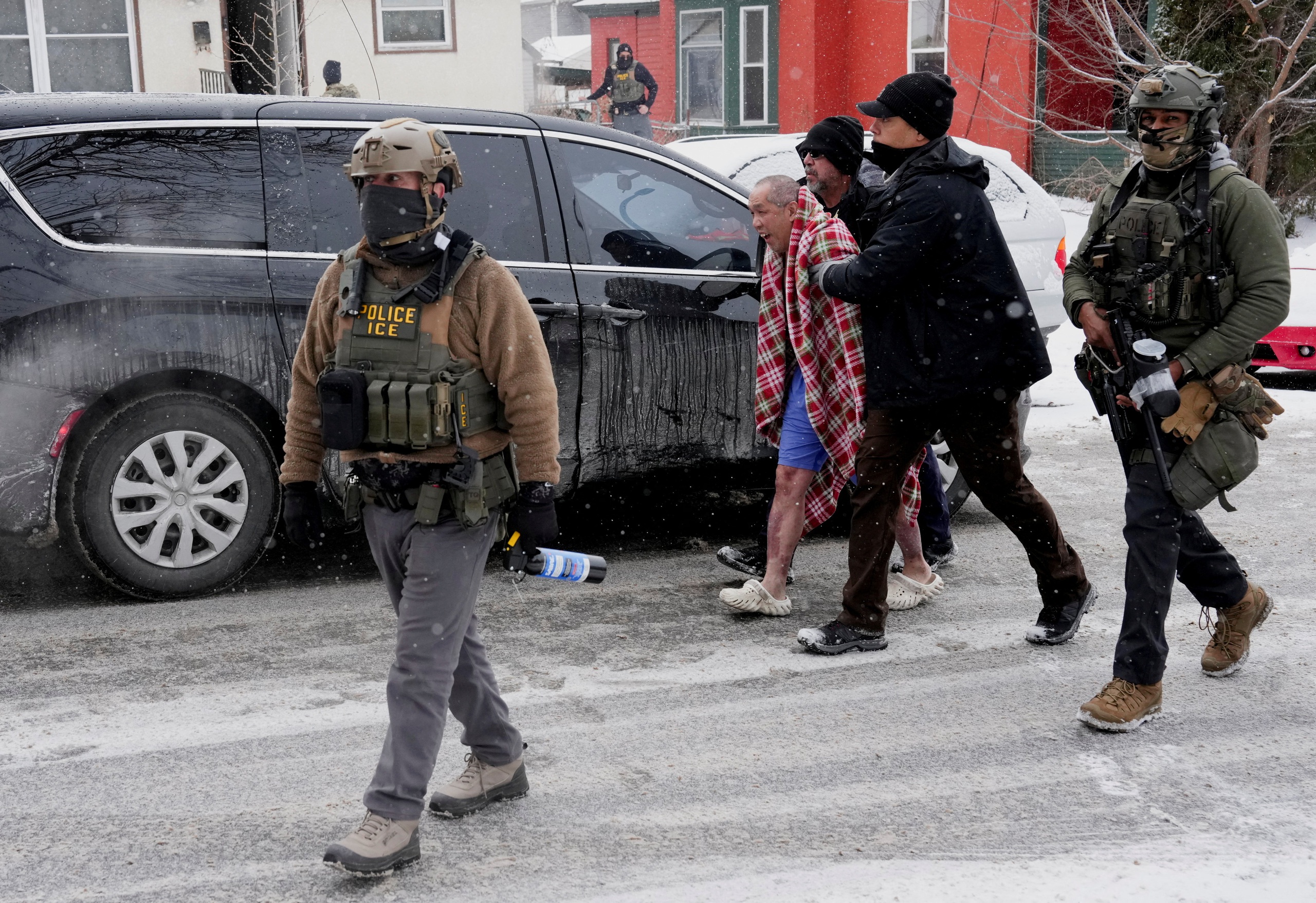 Đặc vụ Mỹ gây tranh cãi sau vụ vào nhà bắt người tại Minnesota - Ảnh 5.