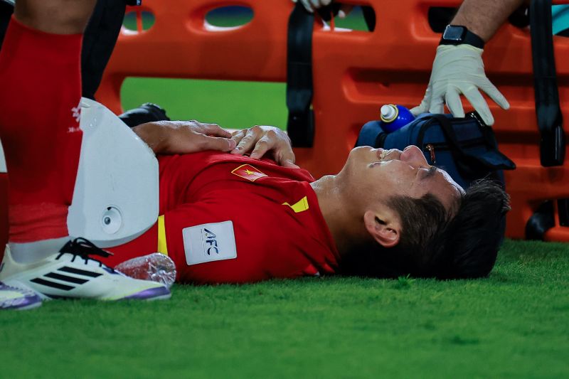 Chấn thương của Hiểu Minh dưới lăng k&iacute;nh của nguy&ecirc;n b&aacute;c sĩ đội tuyển: 'Khi  cơ thể bị đẩy qu&aacute; giới hạn'