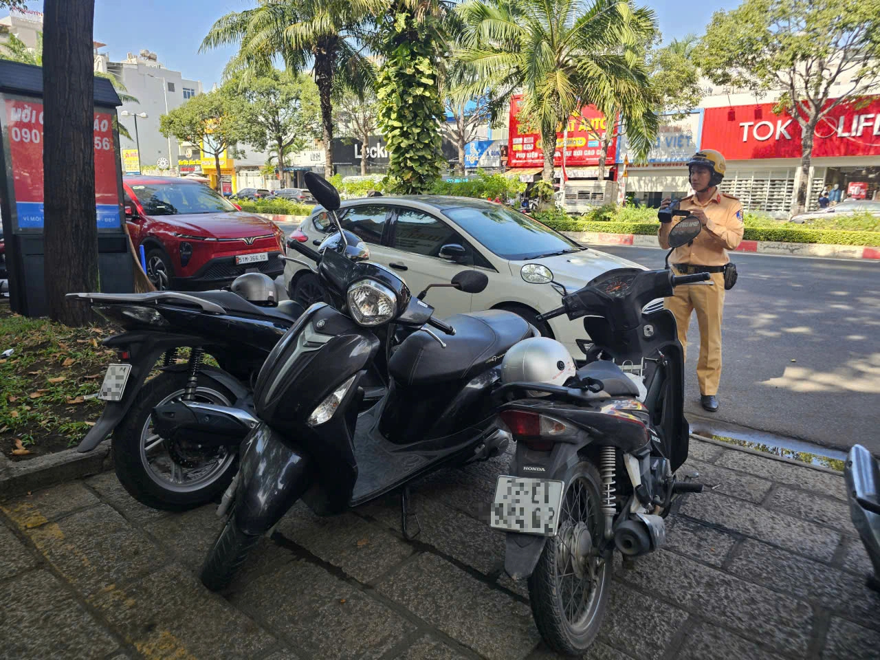 CSGT quay hình phạt nguội chủ phương tiện không nhận xe trên vỉa hè - Ảnh 2.