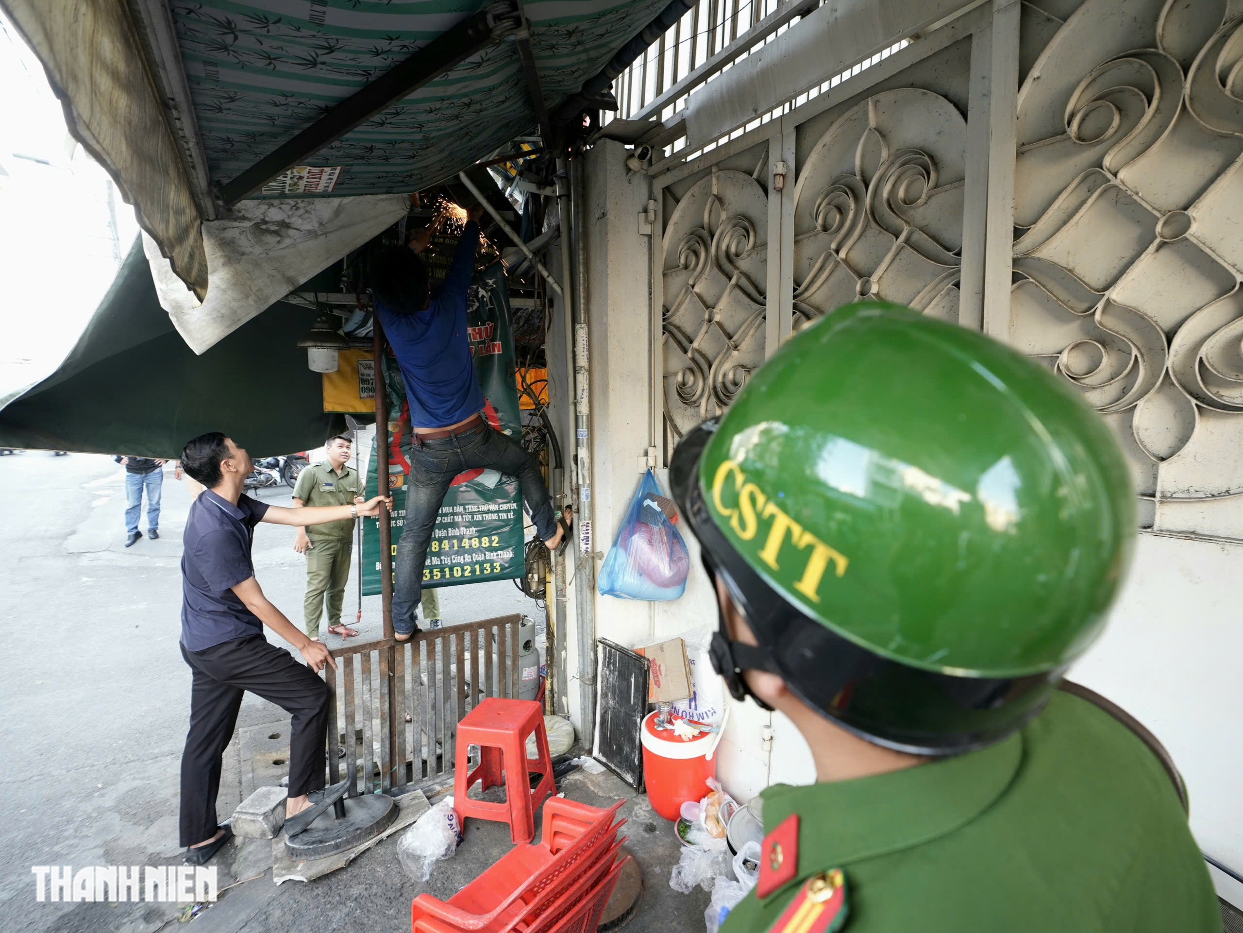 TP.HCM xử lý lấn chiếm vỉa hè: Người dân cất gọn biển hiệu, đường thông thoáng - Ảnh 5.
