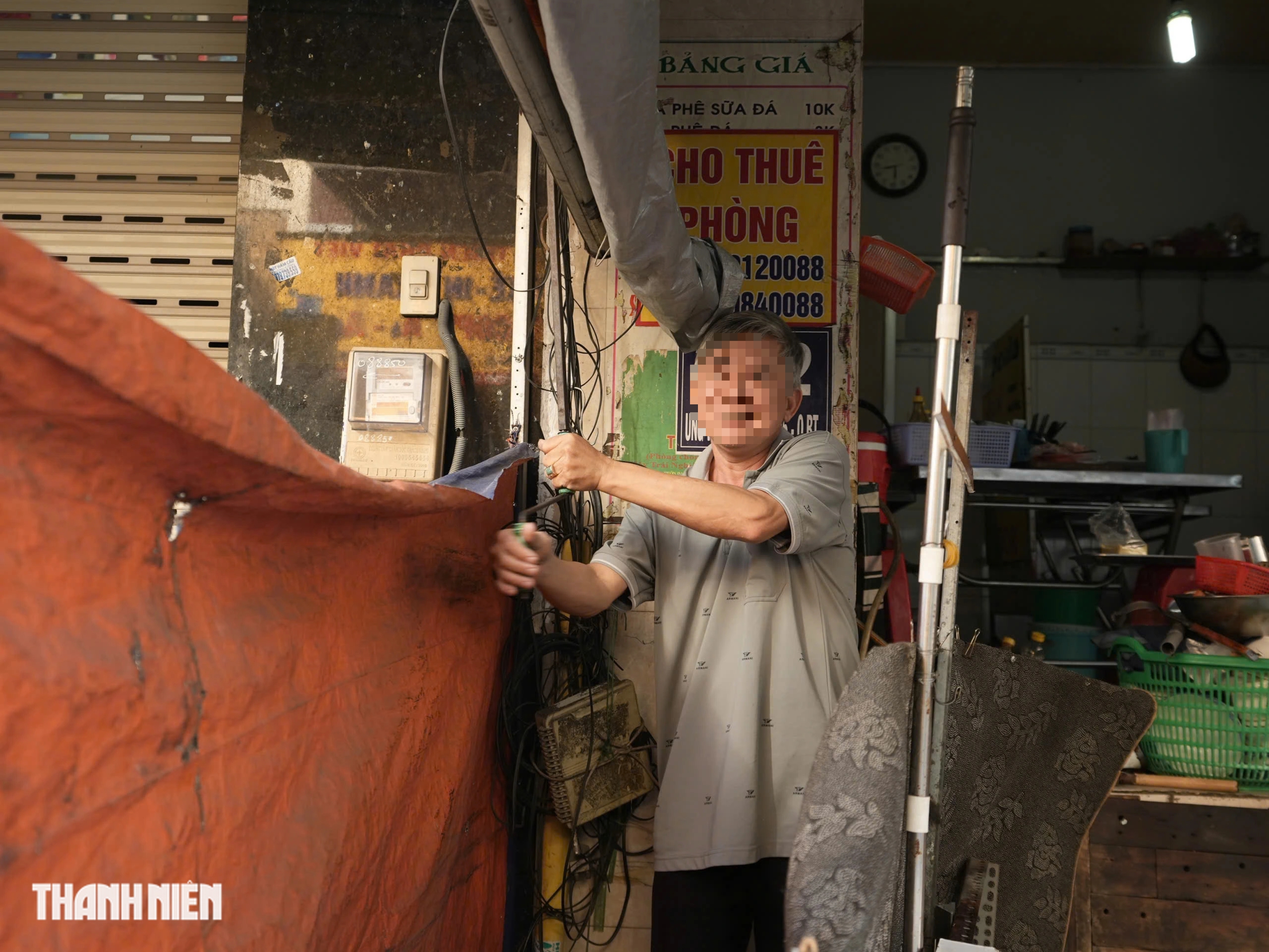 TP.HCM xử lý lấn chiếm vỉa hè: Người dân cất gọn biển hiệu, đường thông thoáng - Ảnh 4.