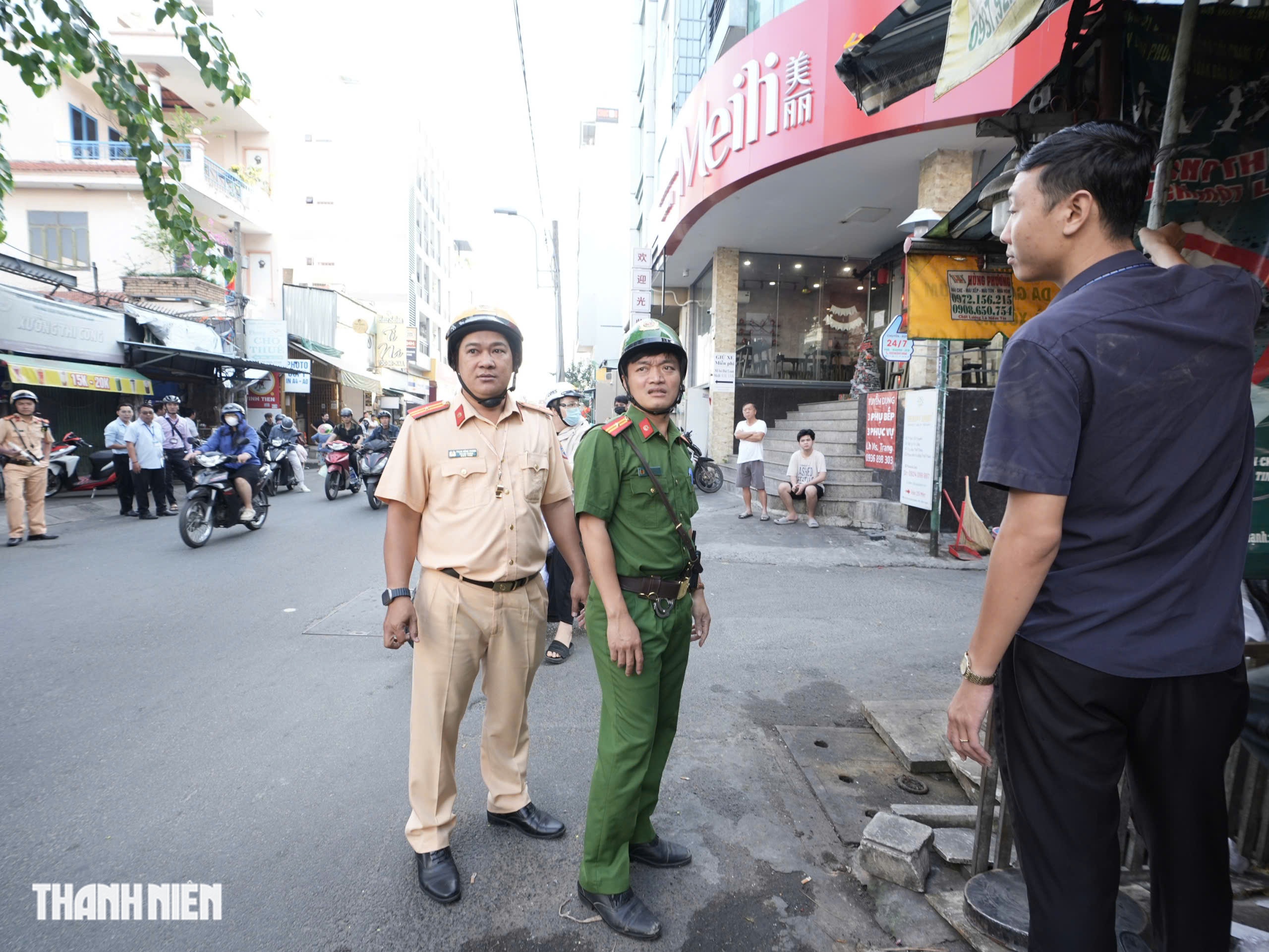 TP.HCM xử lý lấn chiếm vỉa hè: Người dân cất gọn biển hiệu, đường thông thoáng - Ảnh 7.