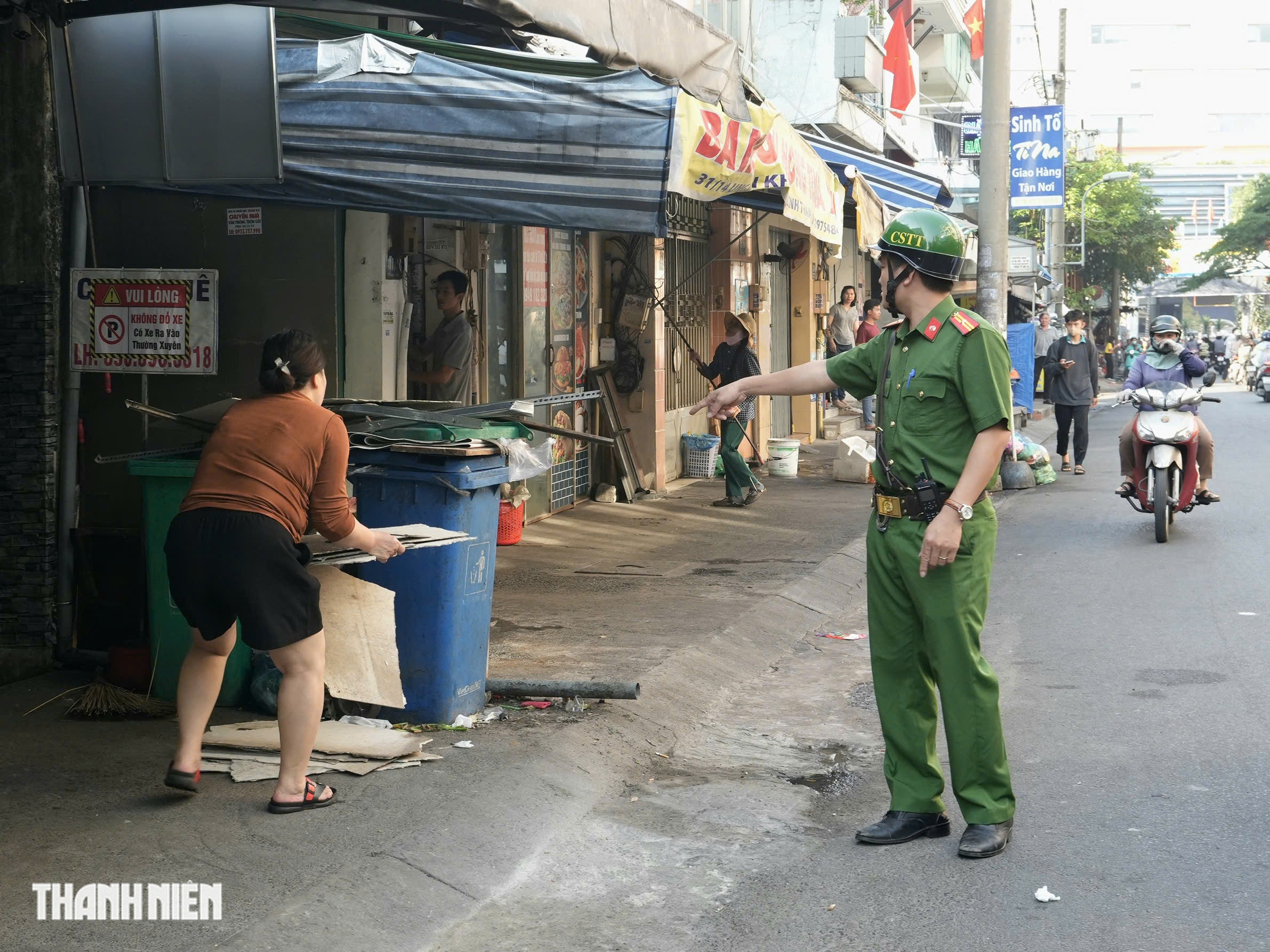 TP.HCM xử lý lấn chiếm vỉa hè: Người dân cất gọn biển hiệu, đường thông thoáng - Ảnh 6.