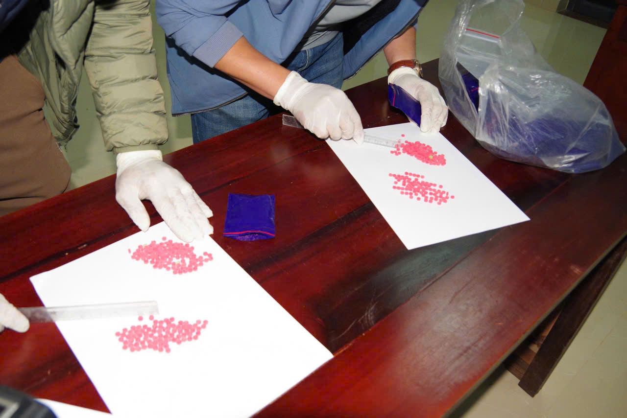 Bắt người đàn ông quốc tịch Lào vận chuyển hơn 12.000 viên nén nghi ma túy- Ảnh 2.