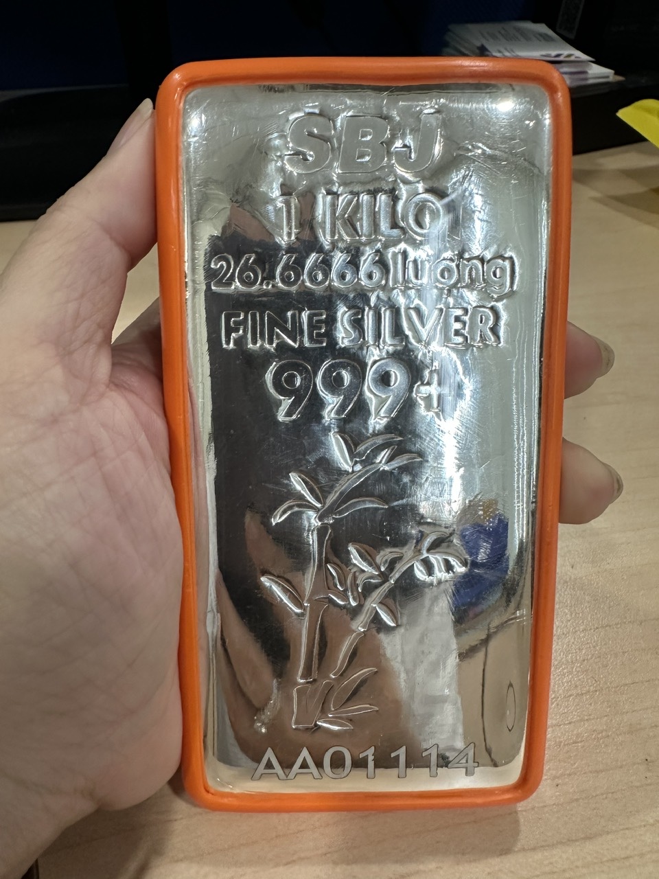 Giá bạc chính thức vượt 100 triệu đồng/kg- Ảnh 1.