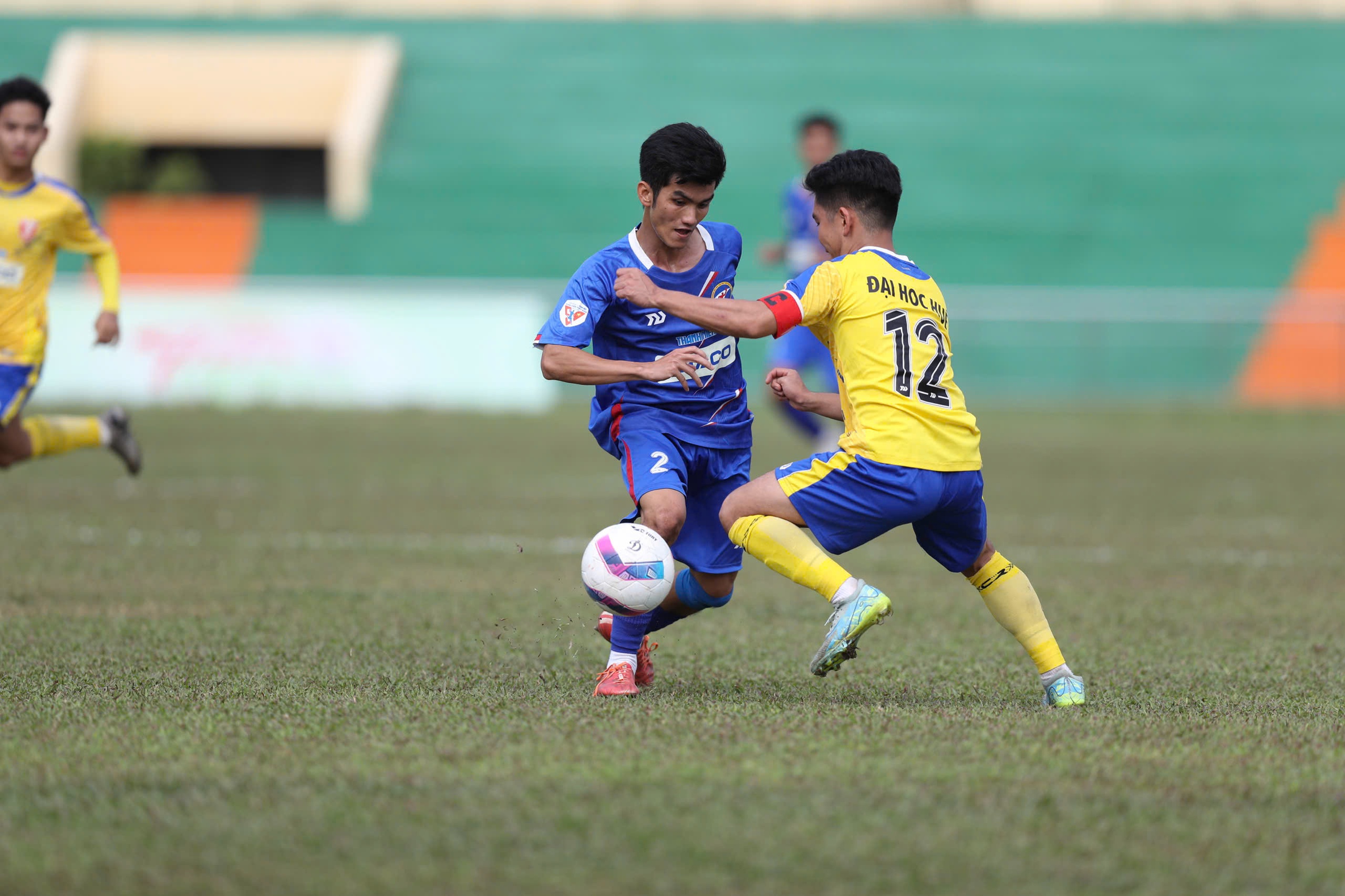 Ng&agrave;y thi đấu cuối v&ograve;ng loại Duy&ecirc;n hải miền Trung: Kh&aacute;n đ&agrave;i cực n&oacute;ng, &lsquo;mưa&rsquo; b&agrave;n thắng- Ảnh 1.