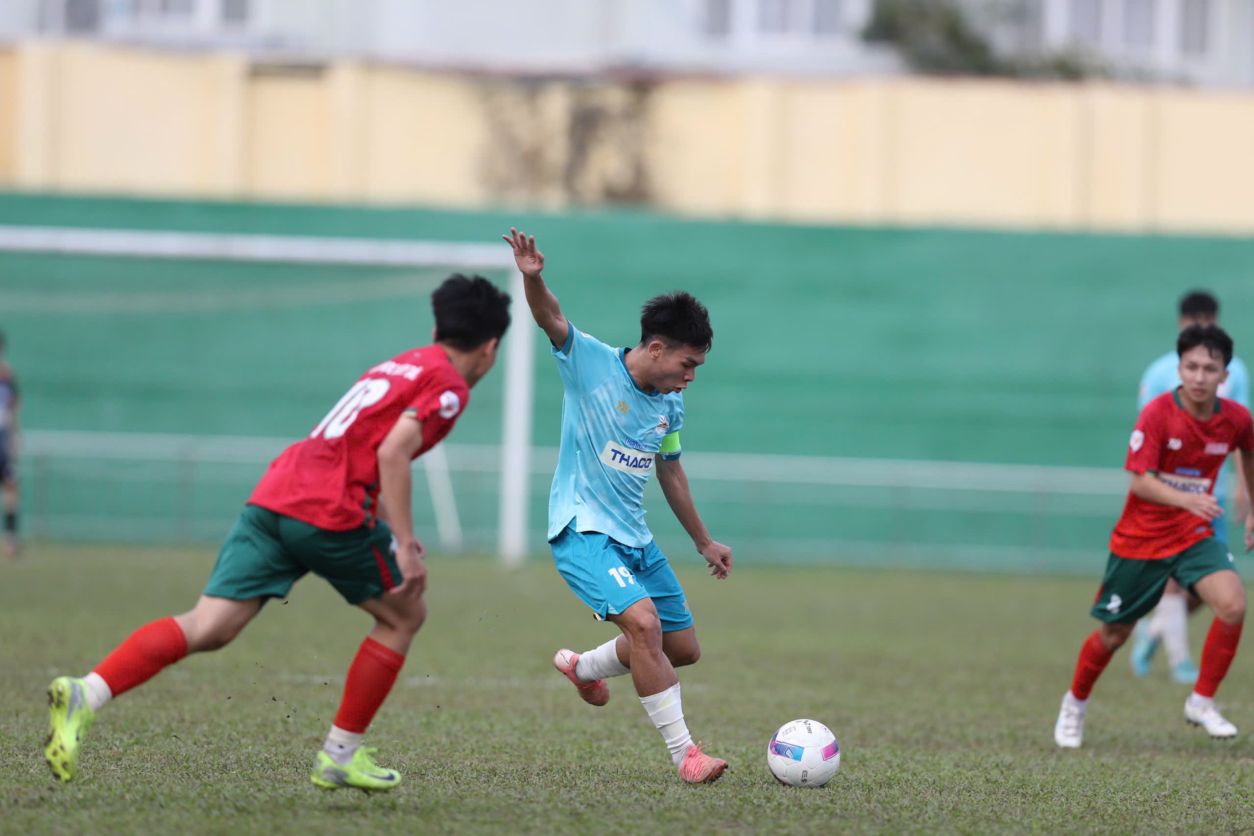 Ng&agrave;y thi đấu cuối v&ograve;ng loại Duy&ecirc;n hải miền Trung: Kh&aacute;n đ&agrave;i cực n&oacute;ng, &lsquo;mưa&rsquo; b&agrave;n thắng- Ảnh 3.