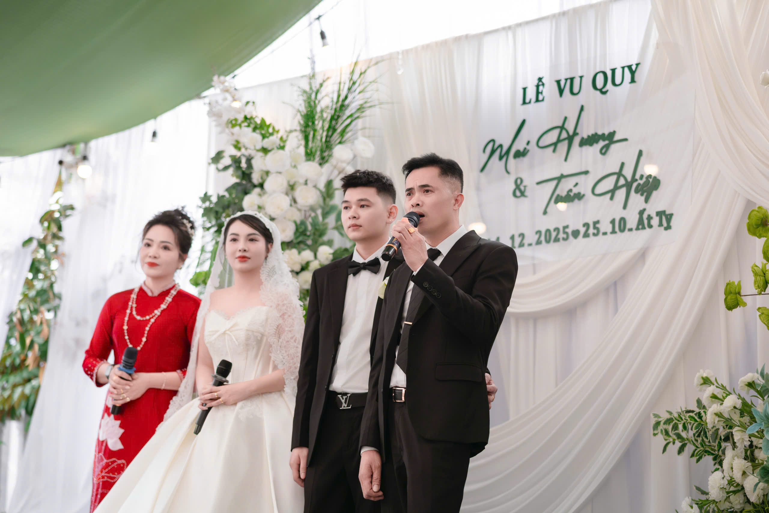 Tam ca đặc biệt trong lễ vu quy: Ba mẹ xúc động hát cùng con gái - Ảnh 1.