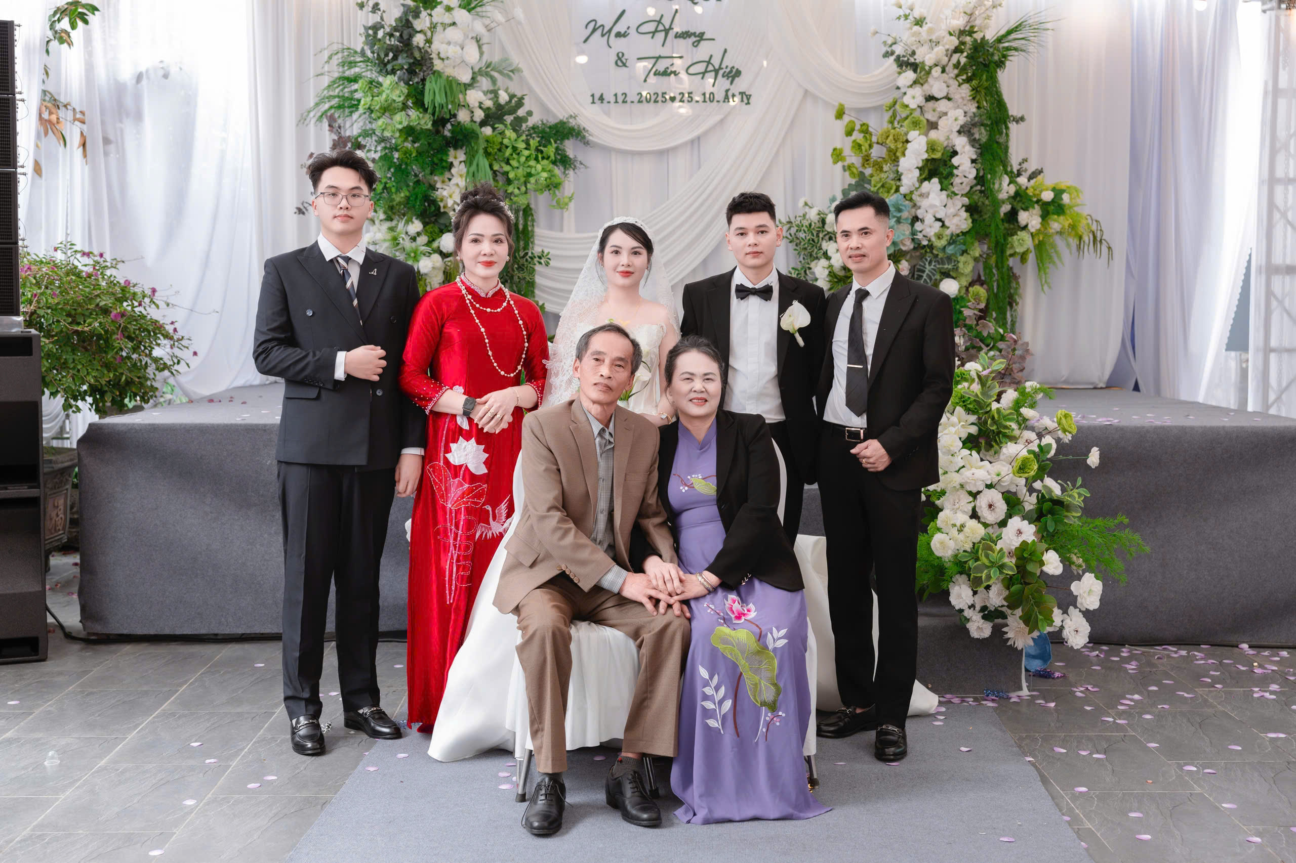 Tam ca đặc biệt trong lễ vu quy: Ba mẹ xúc động hát cùng con gái - Ảnh 2.