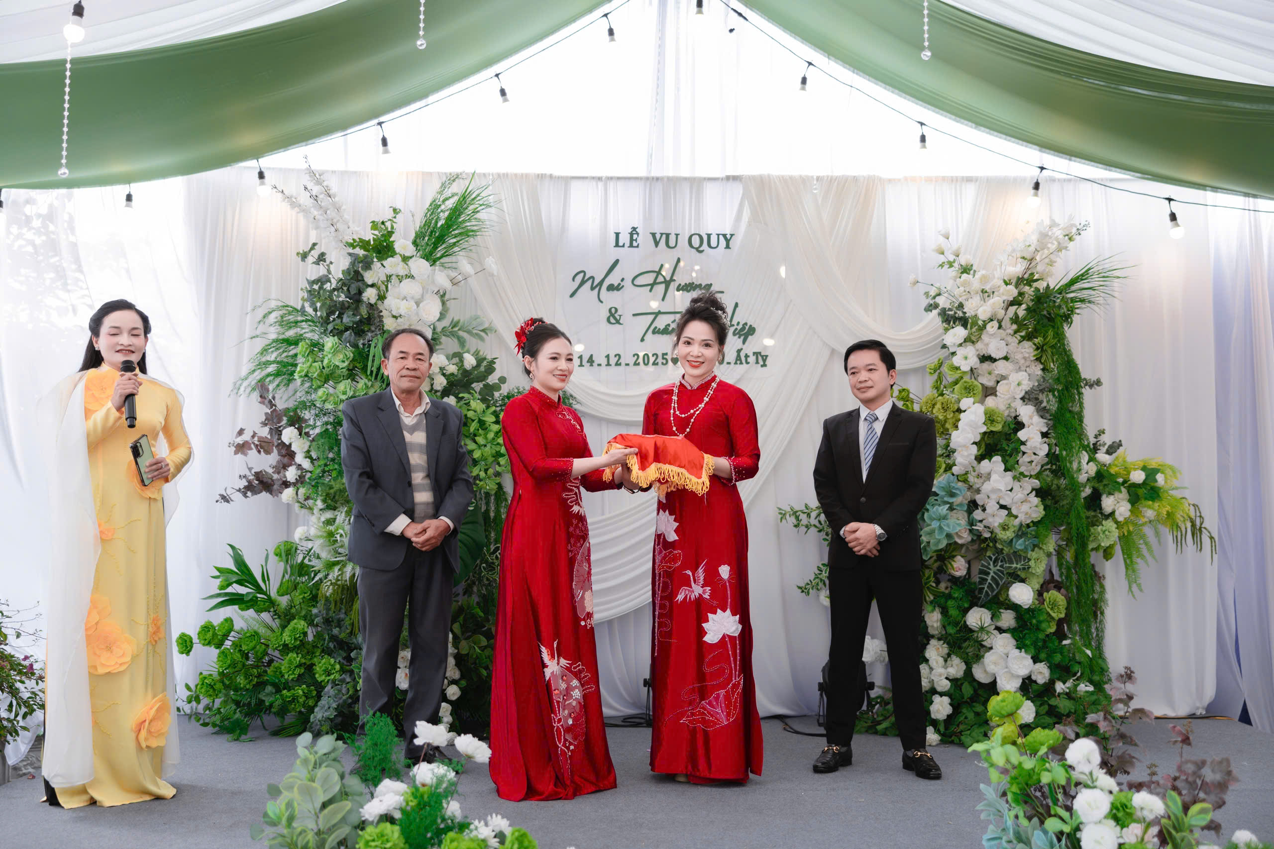 Tam ca đặc biệt trong lễ vu quy: Ba mẹ xúc động hát cùng con gái - Ảnh 3.