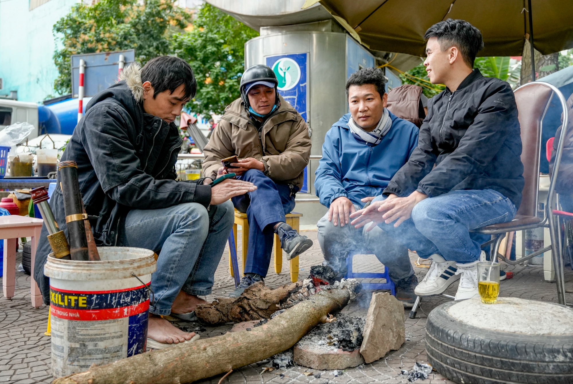 Người Hà Nội co ro giữa tiết trời lạnh buốt - Ảnh 1. Người Hà Nội co ro giữa tiết trời lạnh buốt - Ảnh 1.