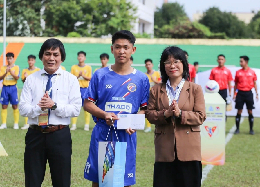 Cầu thủ n&oacute;i lời x&uacute;c động tới người mẹ k&iacute;nh y&ecirc;u, nhận qu&agrave; tr&ecirc;n s&acirc;n Qu&acirc;n khu 5- Ảnh 1.