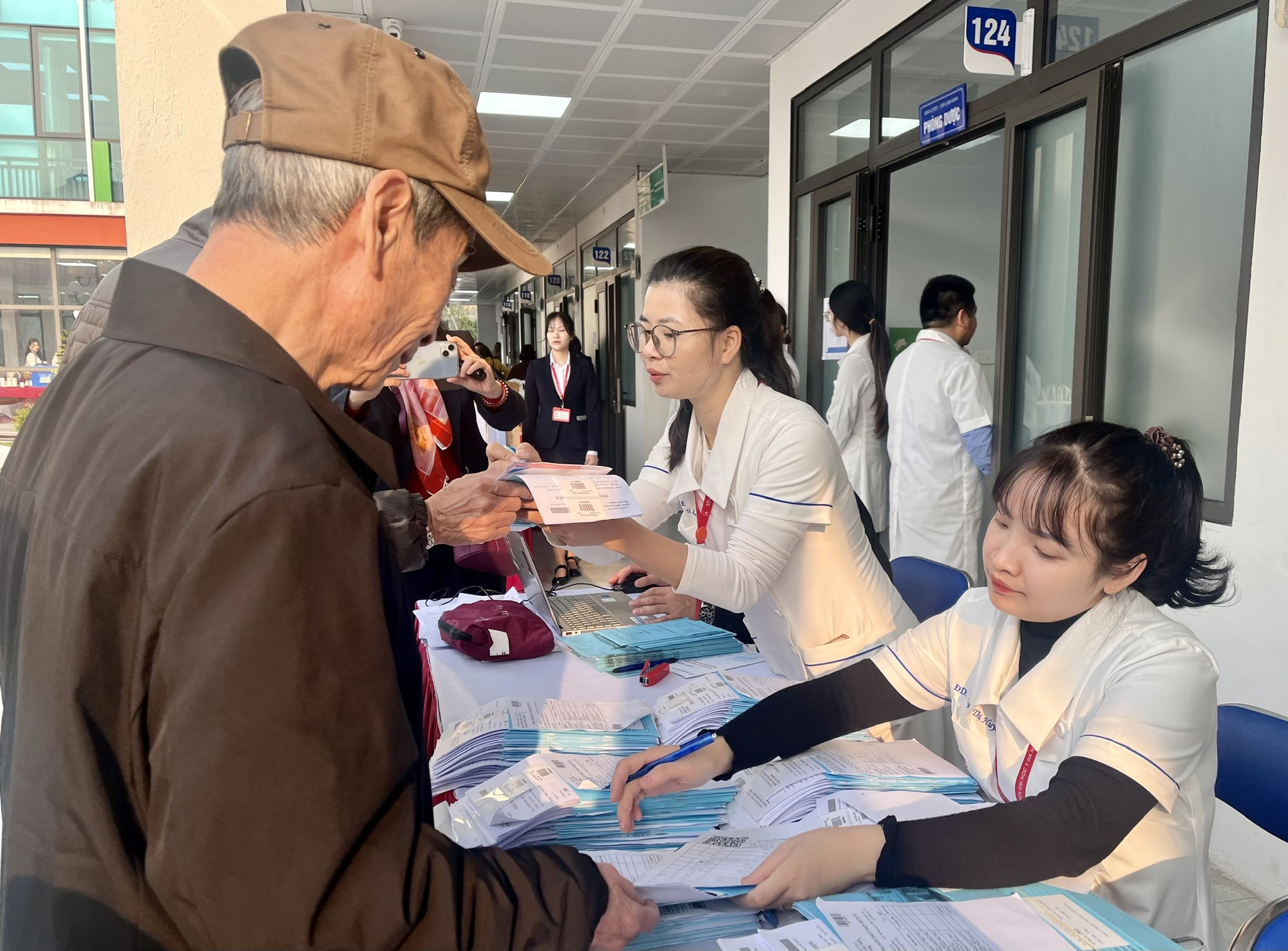 Quy mô dân số Việt Nam 102,3 triệu người, đứng thứ 16 thế giới - Ảnh 1.