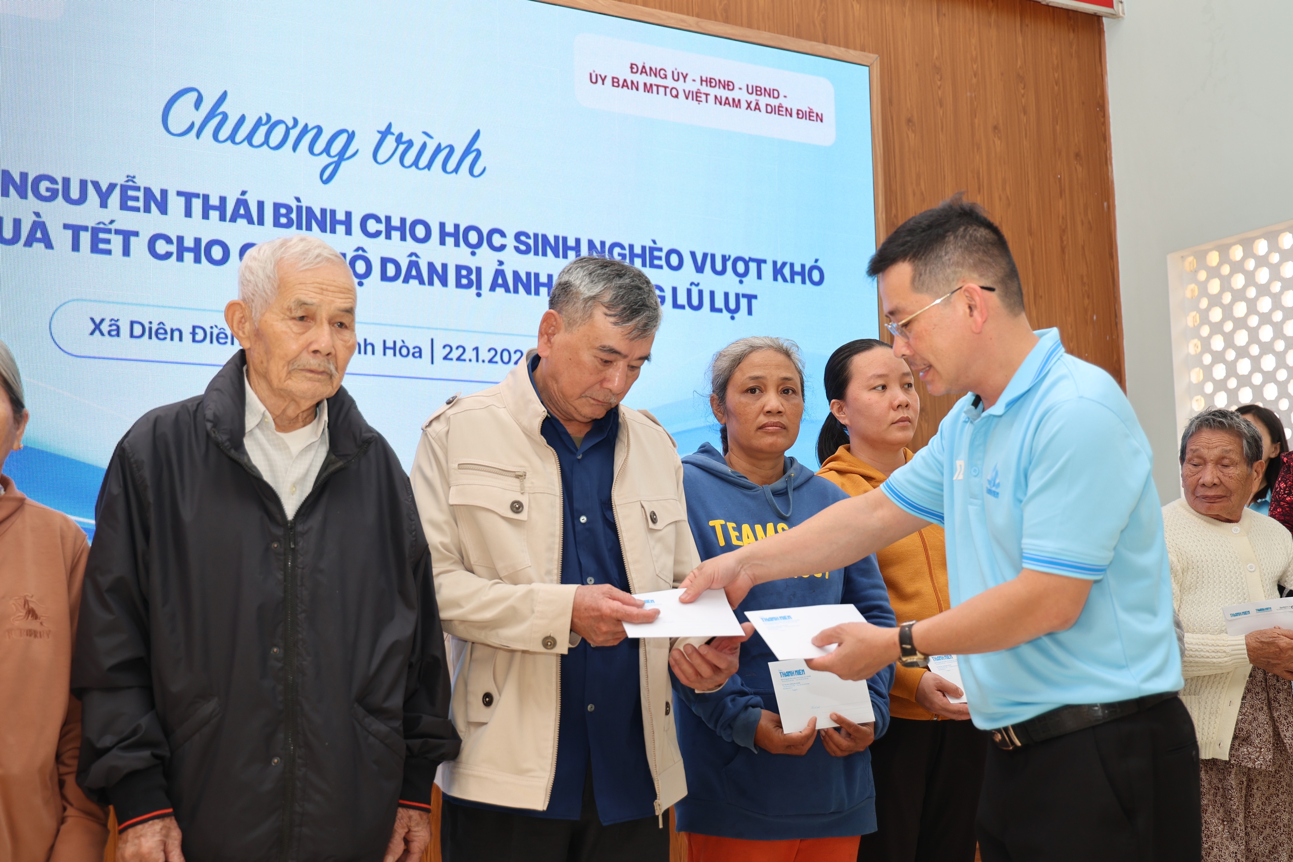 Báo Thanh Niên trao học bổng cho học sinh nghèo và quà tết cho người dân - Ảnh 6.