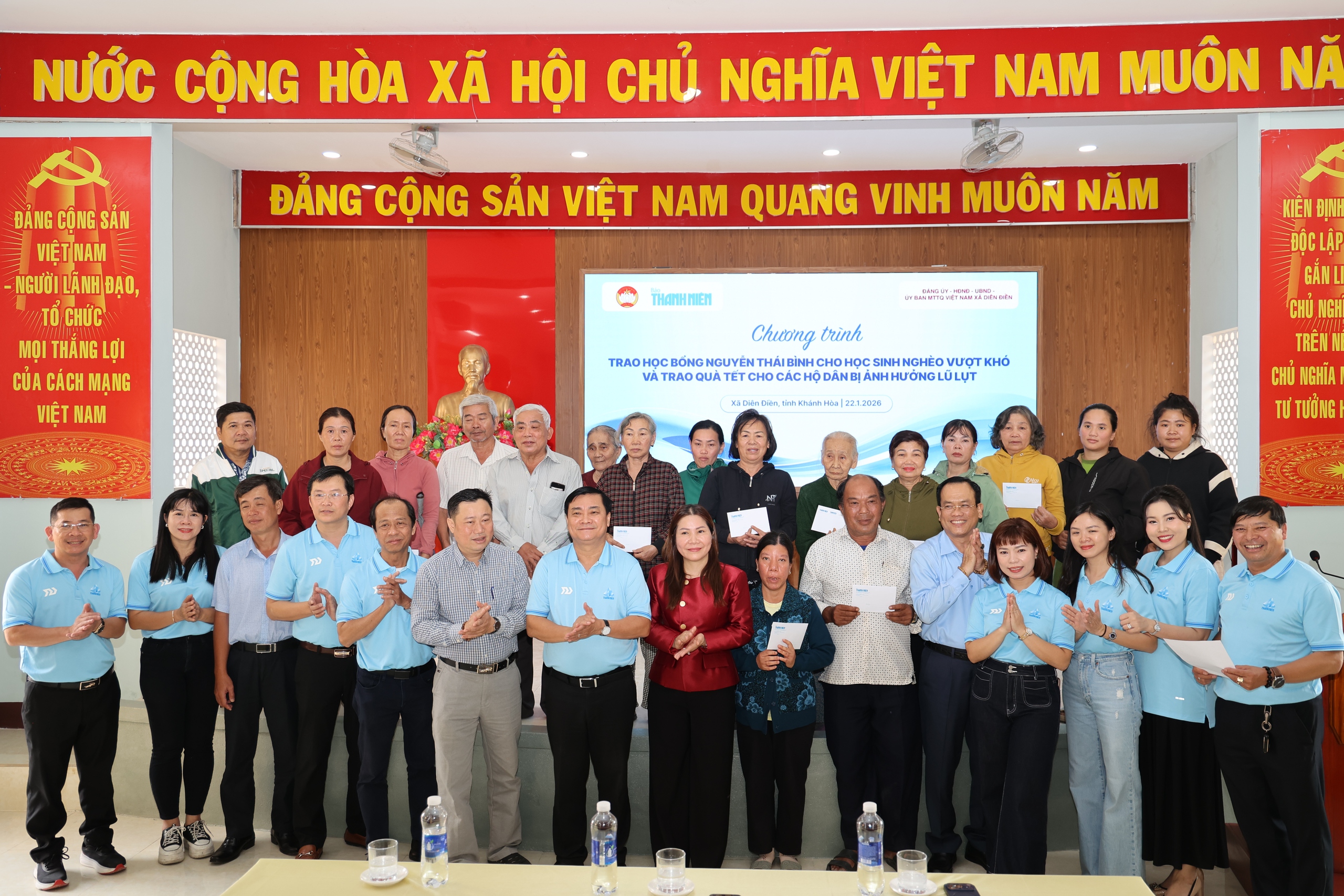 Báo Thanh Niên trao học bổng cho học sinh nghèo và quà tết cho người dân - Ảnh 1.