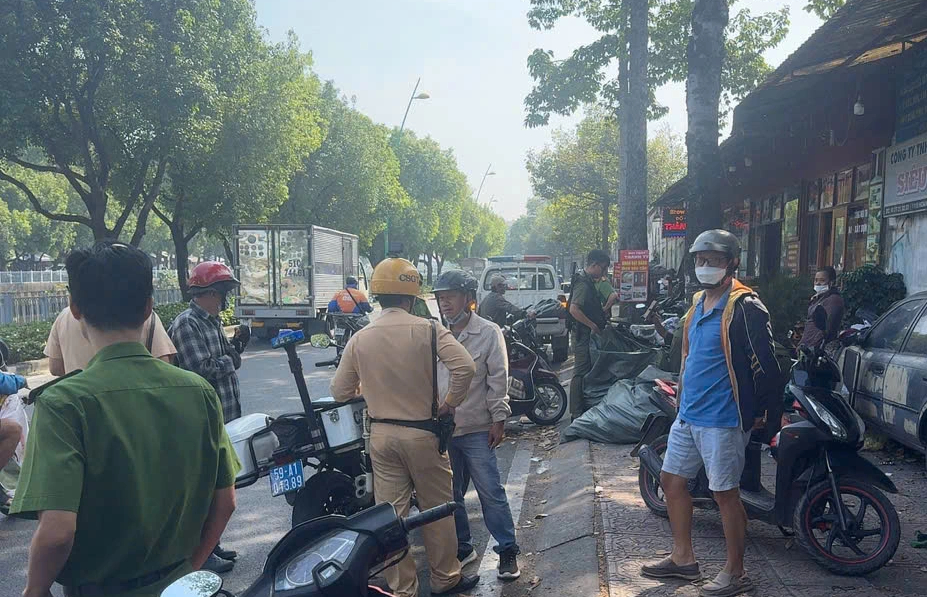 TP.HCM 'dẹp loạn' lấn chiếm lòng lề đường- Ảnh 4. TP.HCM 'dẹp loạn' lấn chiếm lòng lề đường- Ảnh 4.