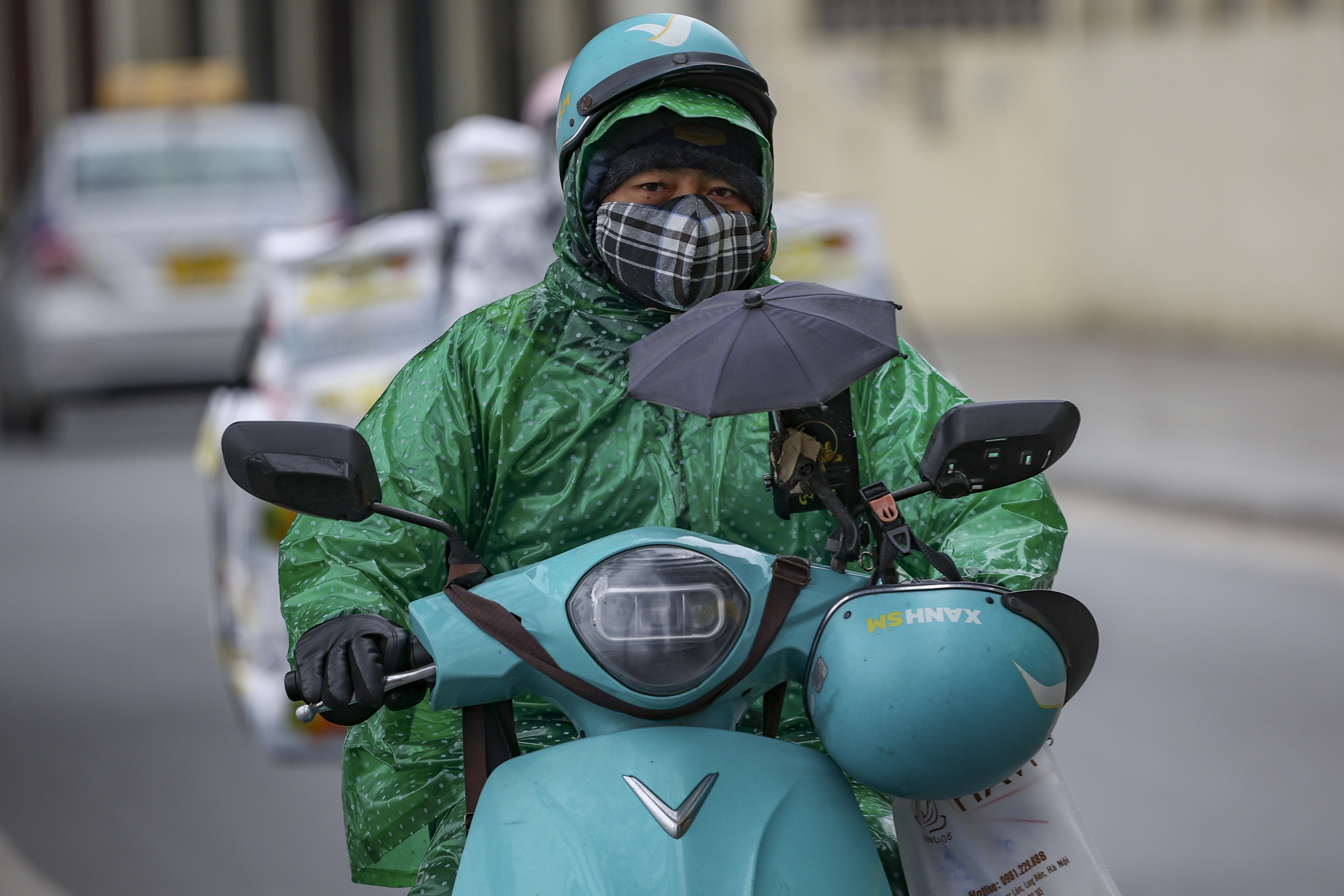 Người Hà Nội co ro giữa tiết trời lạnh buốt - Ảnh 9. Người Hà Nội co ro giữa tiết trời lạnh buốt - Ảnh 9.