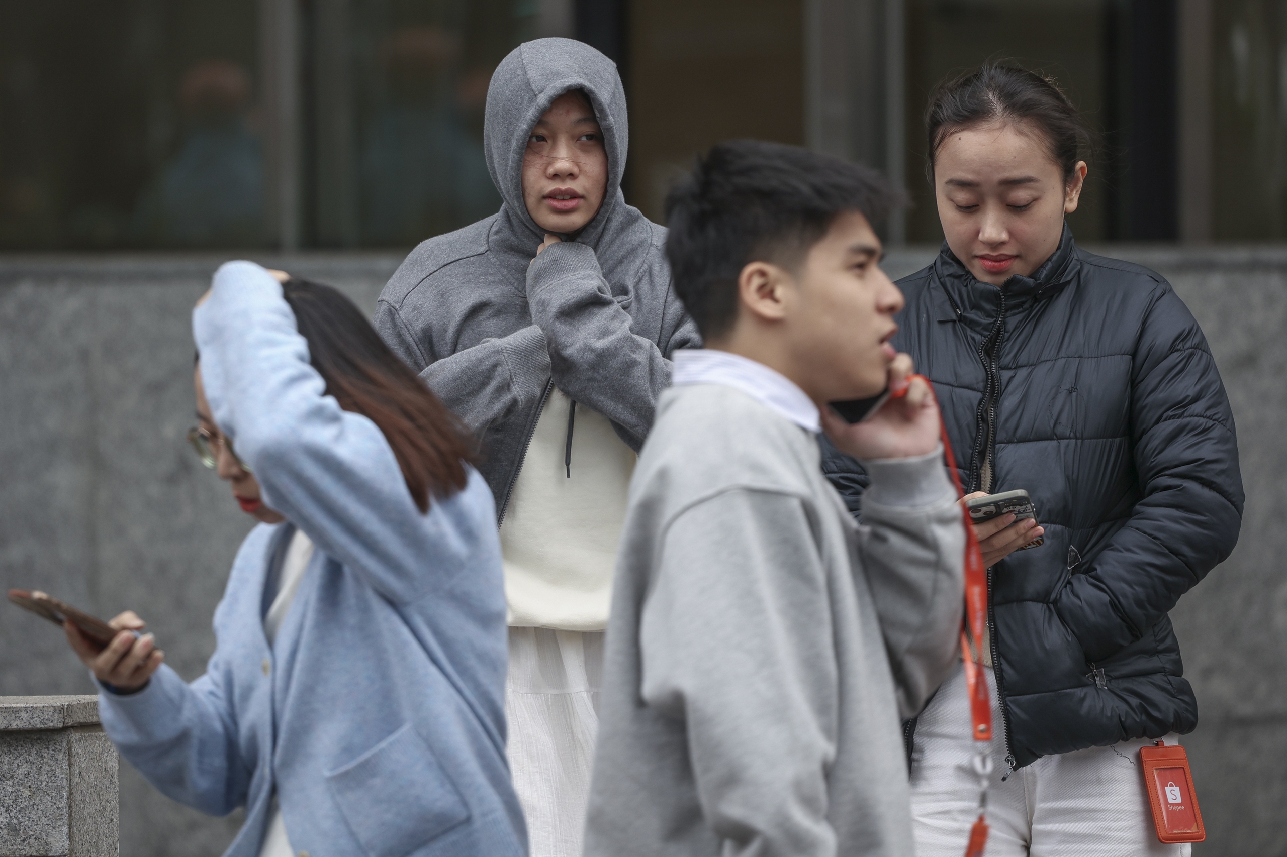 Người Hà Nội co ro giữa tiết trời lạnh buốt - Ảnh 13. Người Hà Nội co ro giữa tiết trời lạnh buốt - Ảnh 13.