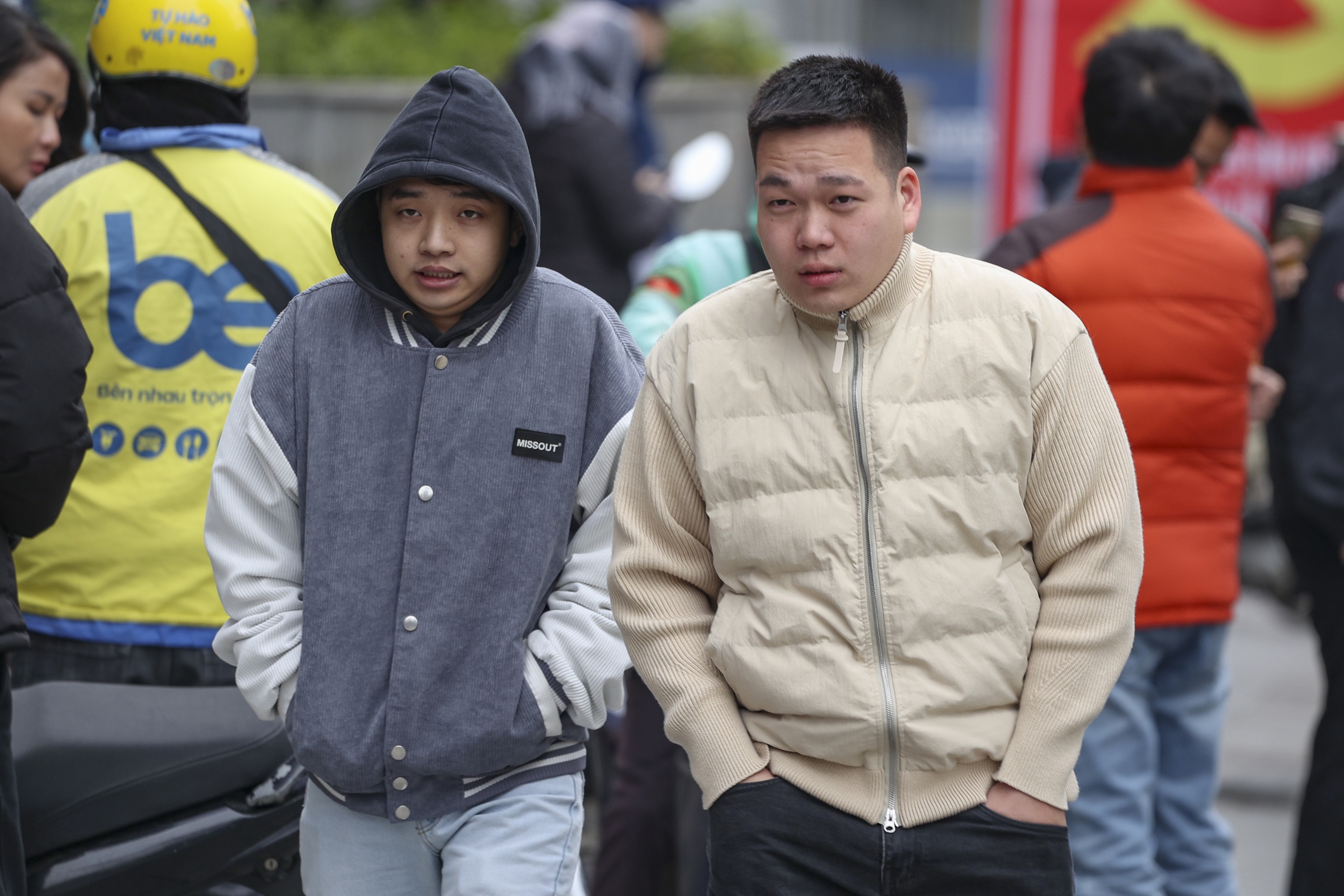 Người Hà Nội co ro giữa tiết trời lạnh buốt - Ảnh 11. Người Hà Nội co ro giữa tiết trời lạnh buốt - Ảnh 11.