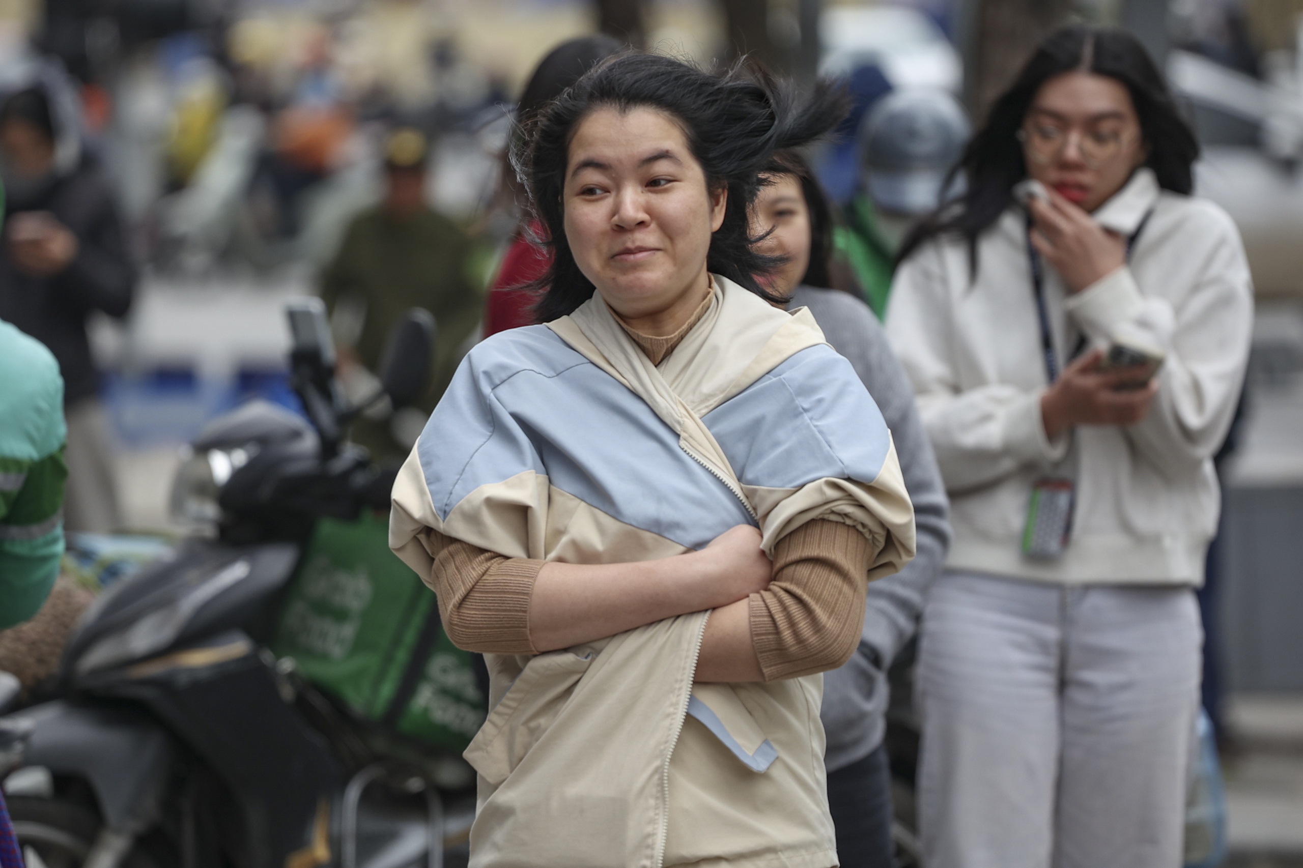 Người Hà Nội co ro giữa tiết trời lạnh buốt - Ảnh 10. Người Hà Nội co ro giữa tiết trời lạnh buốt - Ảnh 10.