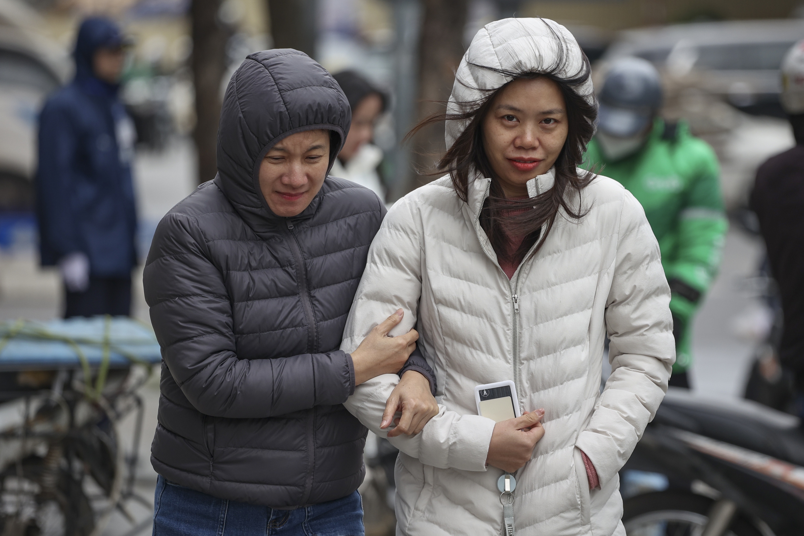 Người Hà Nội co ro giữa tiết trời lạnh buốt - Ảnh 12. Người Hà Nội co ro giữa tiết trời lạnh buốt - Ảnh 12.